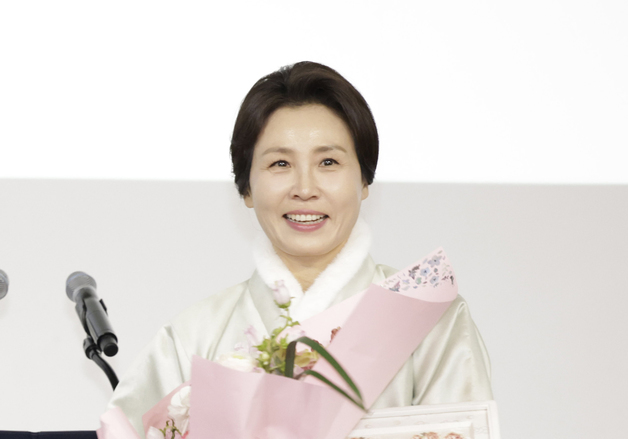 기념 촬영하는 김혜경 여사