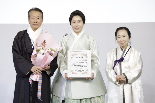 "여사님 너무 예뻐요"…'명예대사' 김혜경 여사 "한복, 세계에 알릴 것"