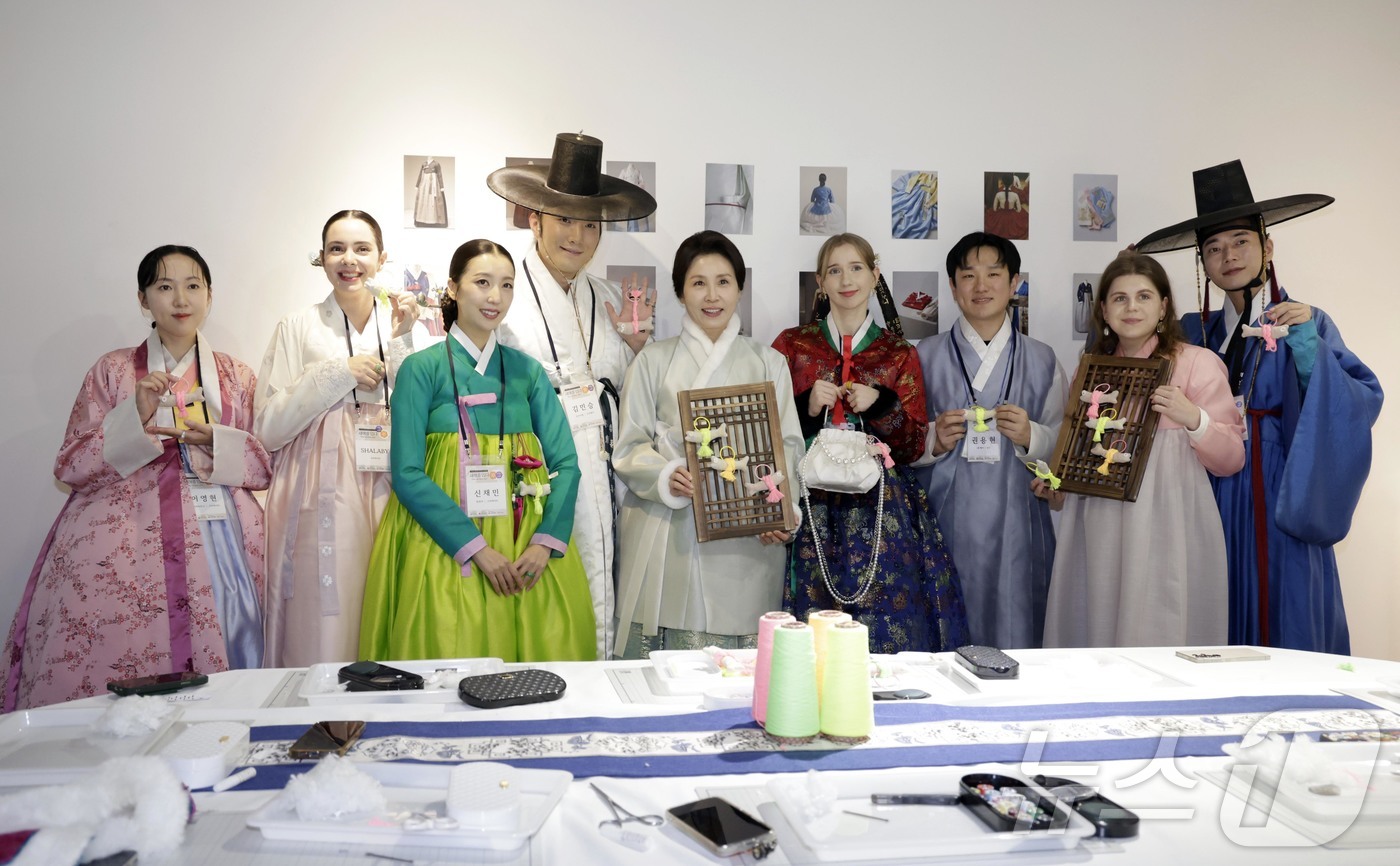 (서울=뉴스1) 이재명 기자 = 김혜경 여사가 6일 서울 중구 정동1928 아트센터에서 열린 2026 설맞이 한복인 신년회에서 참석자들과 기념 촬영을 하고 있다. (청와대통신사진기 …