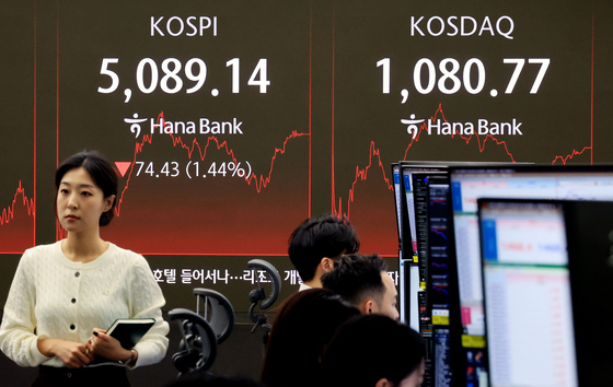 외인 11조 매도 폭탄 '불안한 개미'…"실적 믿고 접근해야"