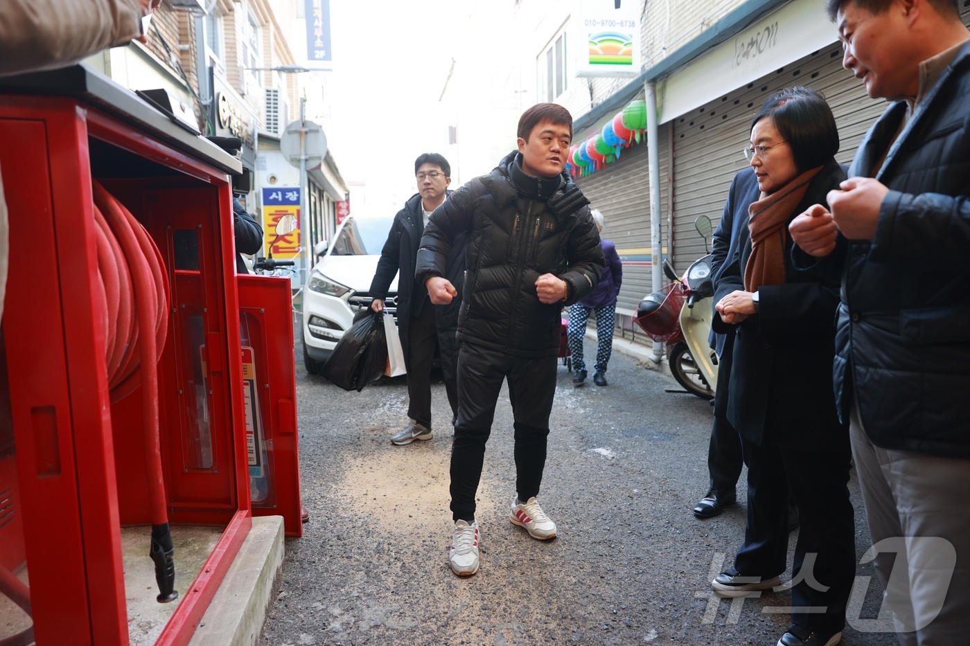 (서울=뉴스1) = 한성숙 중소벤처기업부 장관이 6일 대구 서남신시장을 방문해 전통시장 화재 취약 요소를 점검하고 있다. (중소벤처기업부 제공. 재판매 및 DB 금지) 2026.2 …