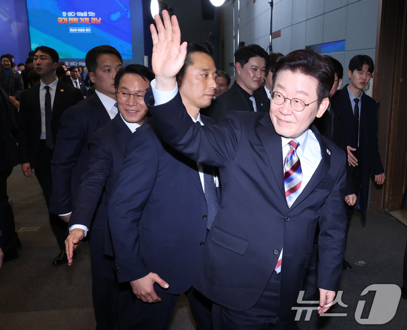 (창원=뉴스1) 이재명 기자 = 이재명 대통령이 6일 창원 성산구 창원컨벤션센터에서 열린 '경남의 마음을 듣다' 타운홀미팅 간담회를 마친 후 참석자들을 향해 인사하며 이석하고 있다 …