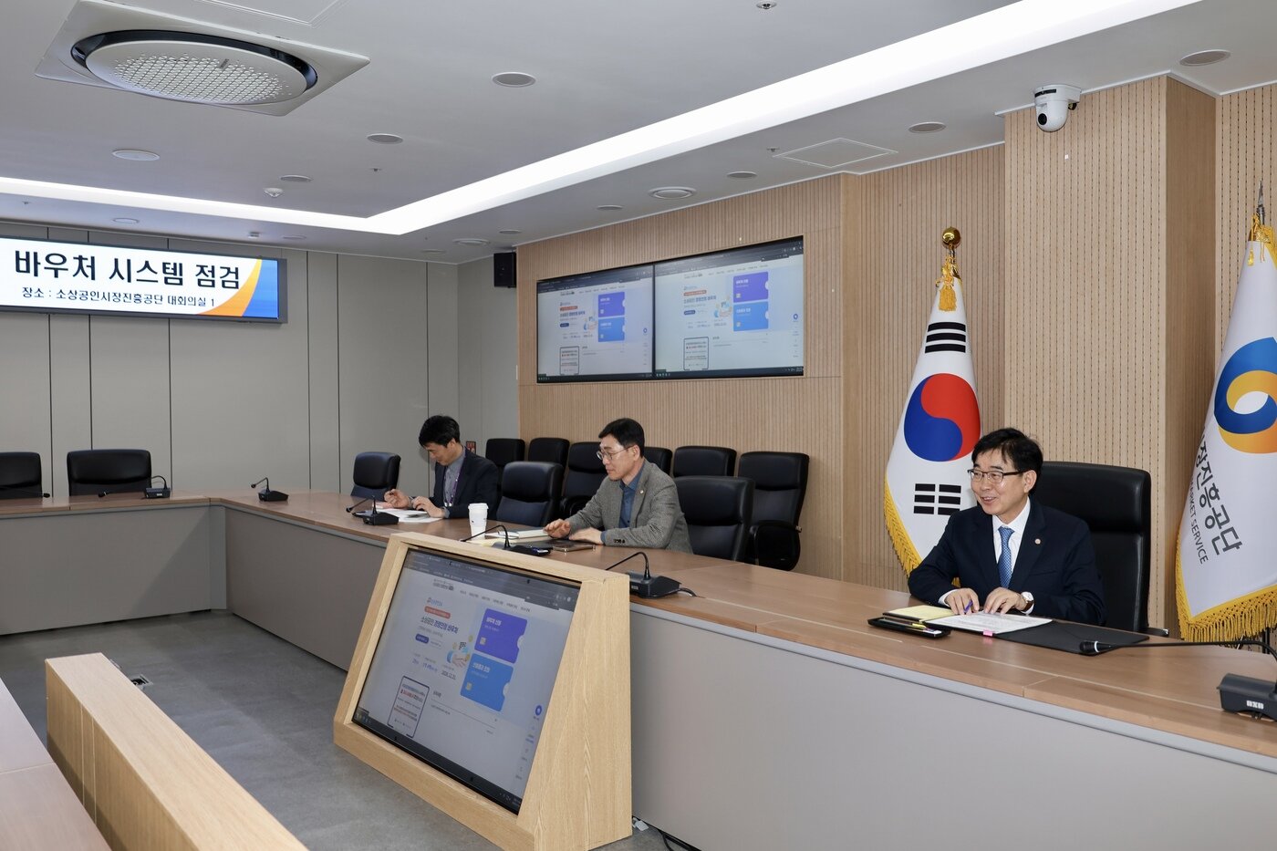 본문 이미지 - 경영안정바우처 시스템을 점검한 인태연 소진공 이사장(오른쪽) (소진공 제공)