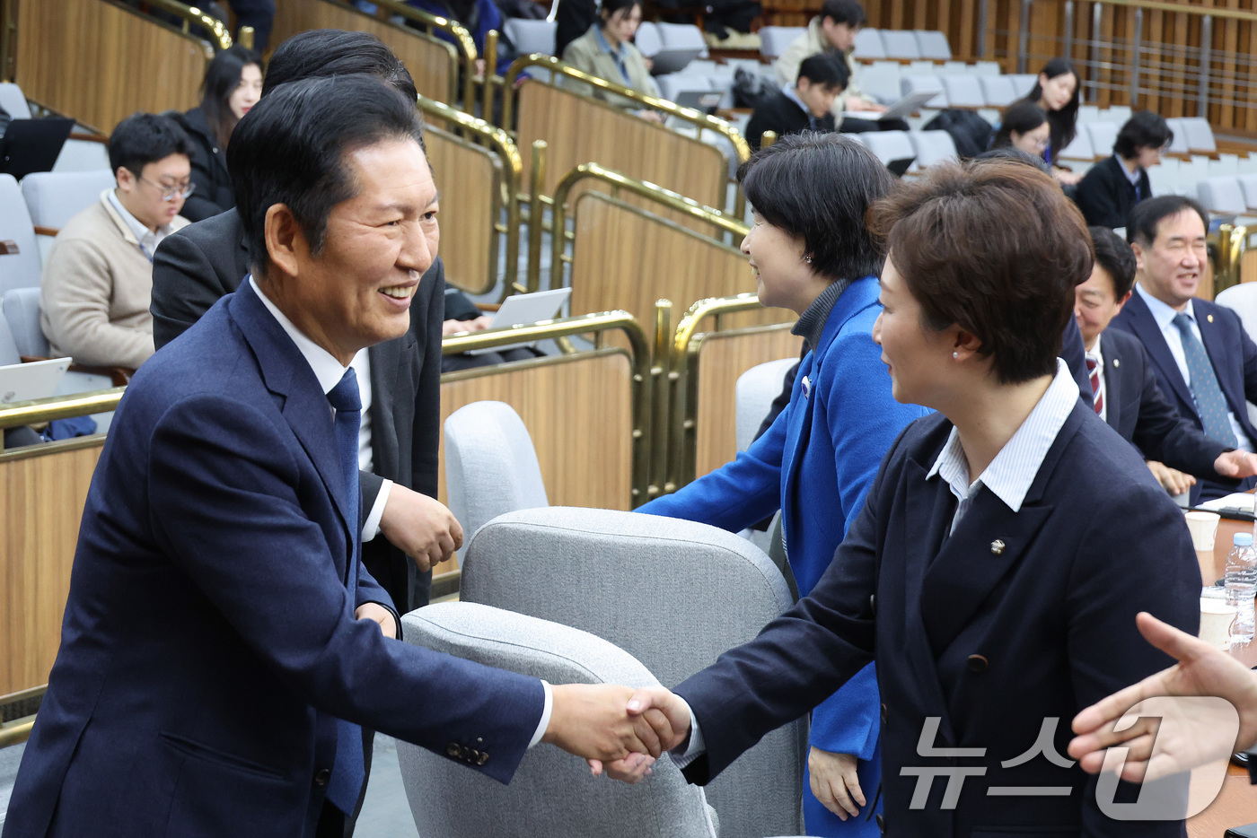 (서울=뉴스1) 신웅수 기자 = 정청래 더불어민주당 대표가 6일 서울 여의도 국회에서 열린 조국혁신당과의 합당 관련 3선의원 간담회에서 이언주 최고위원과 인사하고 있다. 2026. …