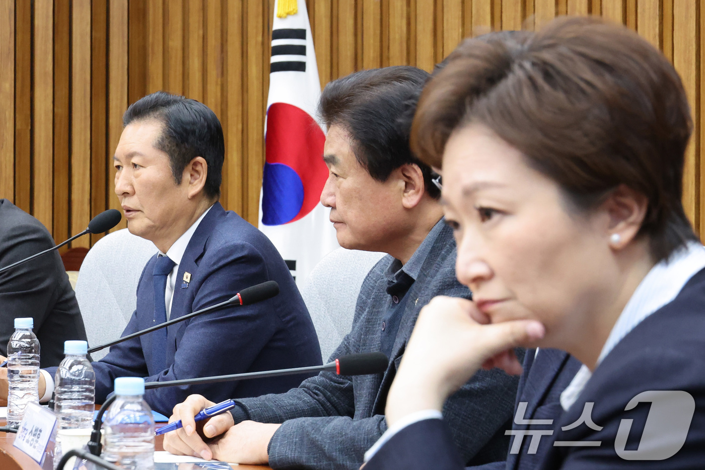 (서울=뉴스1) 신웅수 기자 = 정청래 더불어민주당 대표가 6일 서울 여의도 국회에서 열린 조국혁신당과의 합당 관련 3선의원 간담회에서 인사말을 하고 있다. 2026.2.6/뉴스1 …