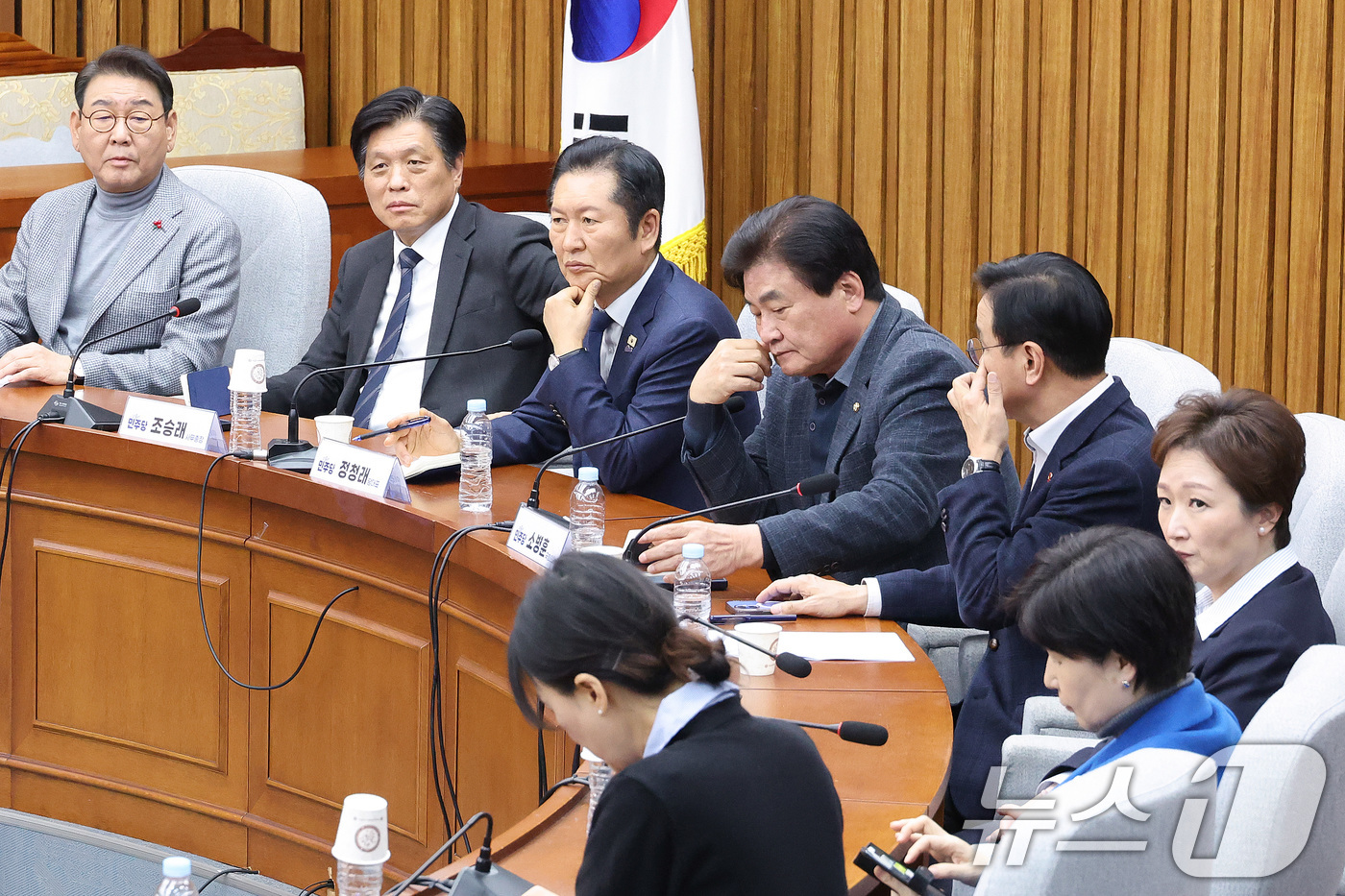 (서울=뉴스1) 신웅수 기자 = 정청래 더불어민주당 대표가 6일 서울 여의도 국회에서 열린 조국혁신당과의 합당 관련 3선의원 간담회를 하고 있다. 2026.2.6/뉴스1