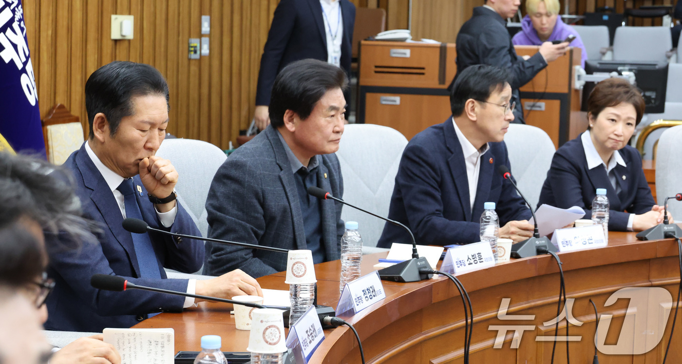 (서울=뉴스1) 신웅수 기자 = 정청래 더불어민주당 대표가 6일 서울 여의도 국회에서 열린 조국혁신당과의 합당 관련 3선의원 간담회를 하고 있다. 2026.2.6/뉴스1