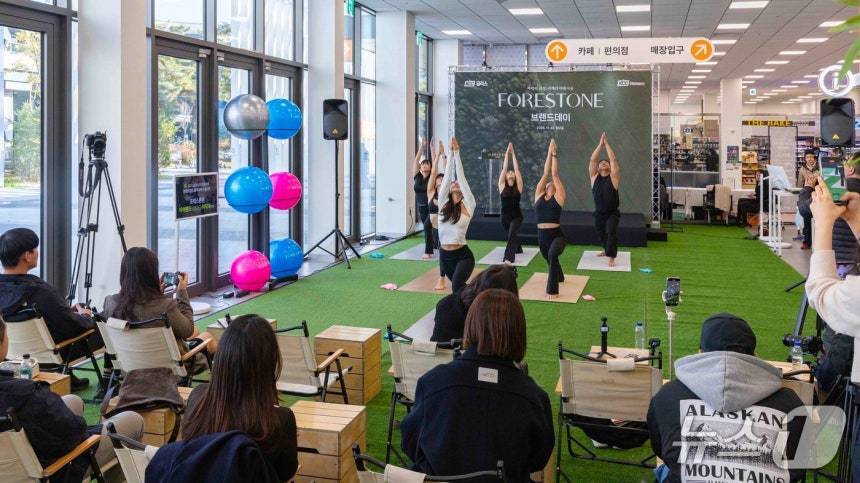 본문 이미지 - KCC글라스 홈씨씨가 지난 22일 하이엔드 웰니스 바닥재 '포레스톤' 브랜드데이 행사를 진행했다. (KCC글라스 제공. 재판매 및 DB금지)