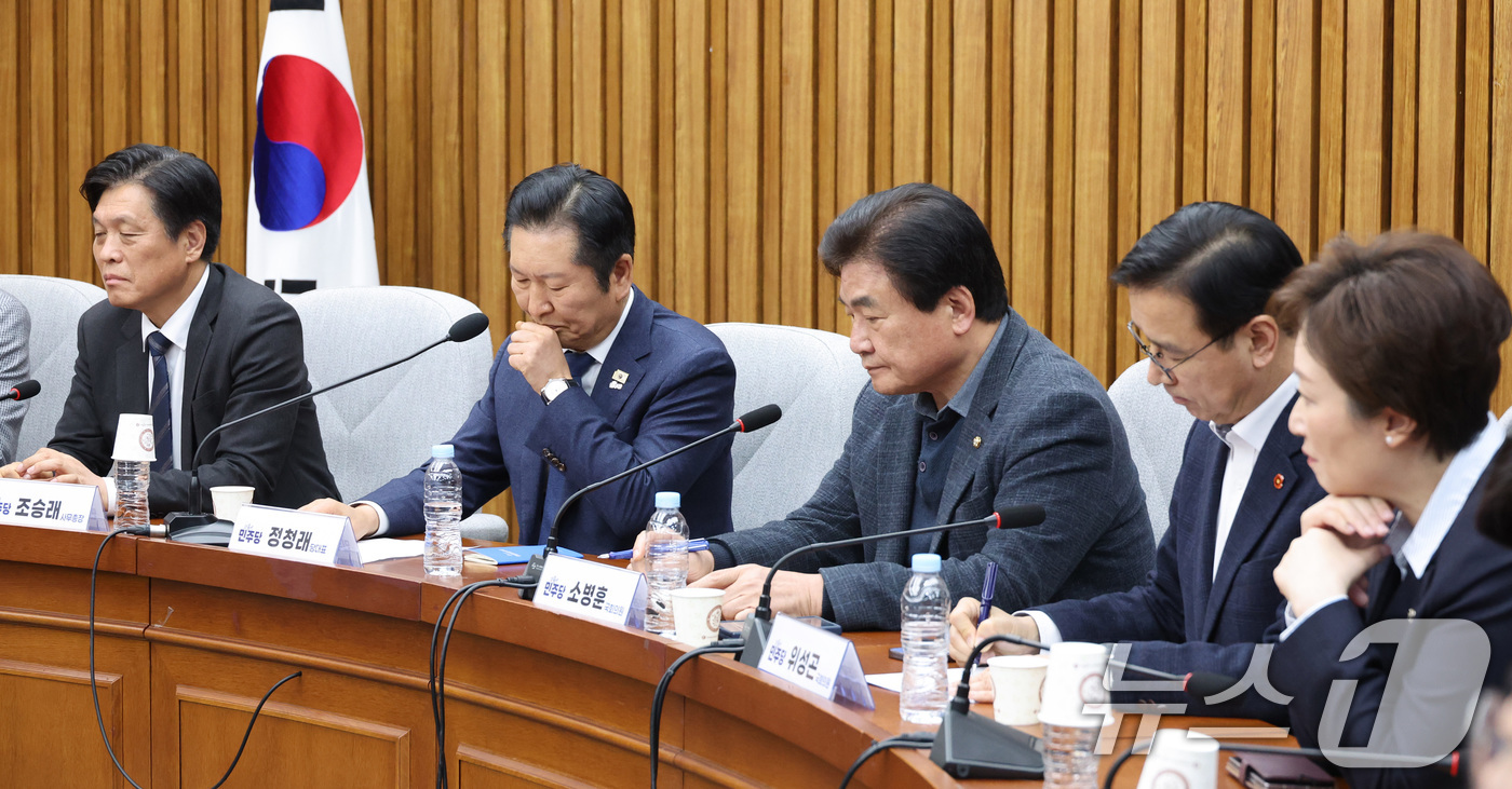 (서울=뉴스1) 신웅수 기자 = 정청래 더불어민주당 대표가 6일 서울 여의도 국회에서 열린 조국혁신당과의 합당 관련 3선의원 간담회를 하고 있다. 2026.2.6/뉴스1