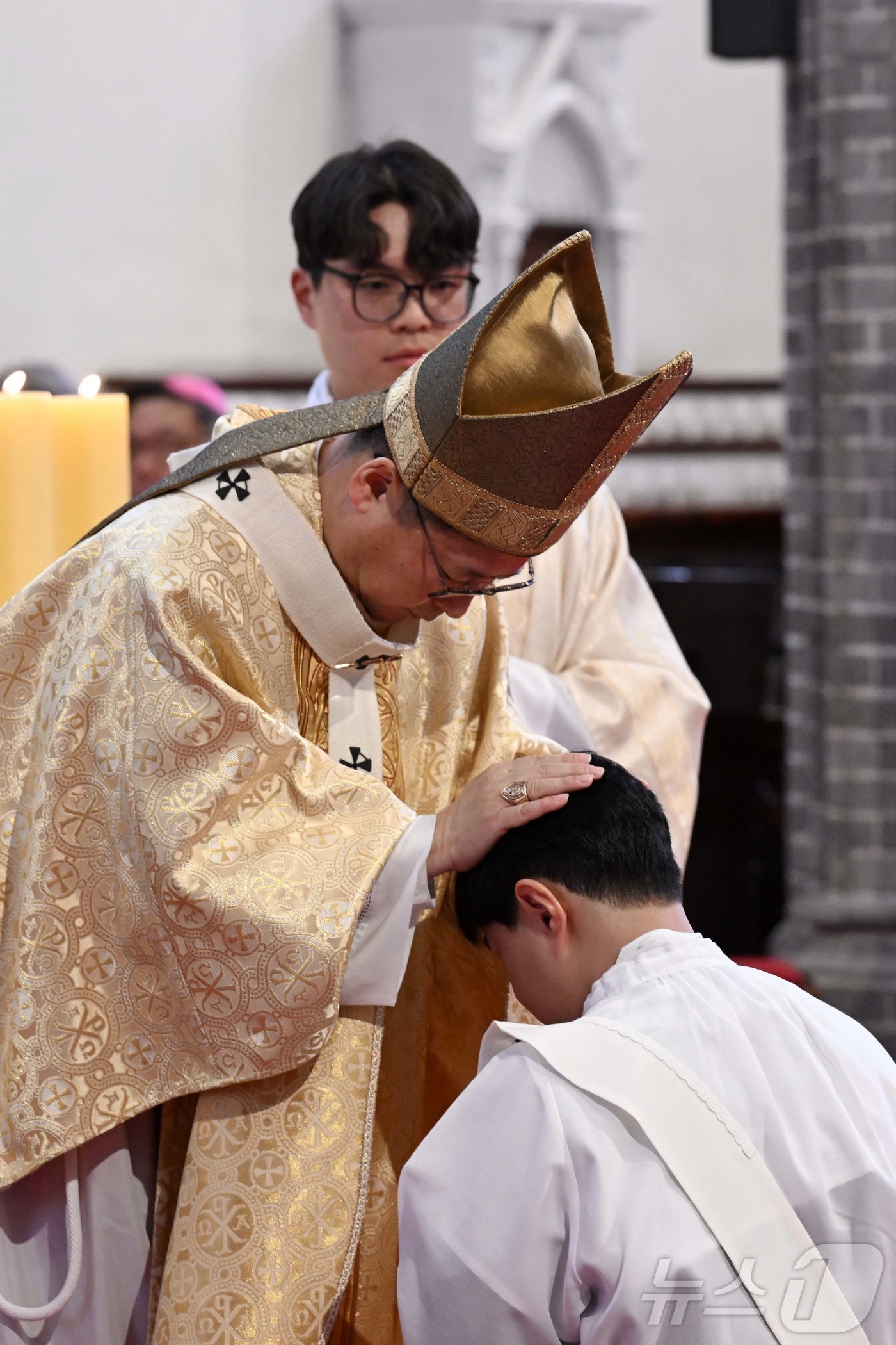 (서울=뉴스1) 사진공동취재단 = 6일 서울 중구 명동대성당에서 거행된 2026년 천주교 서울대교구 사제 서품식에서 사제 수품자가 정순택 대주교에게 안수받고 있다. 2026.2.6 …