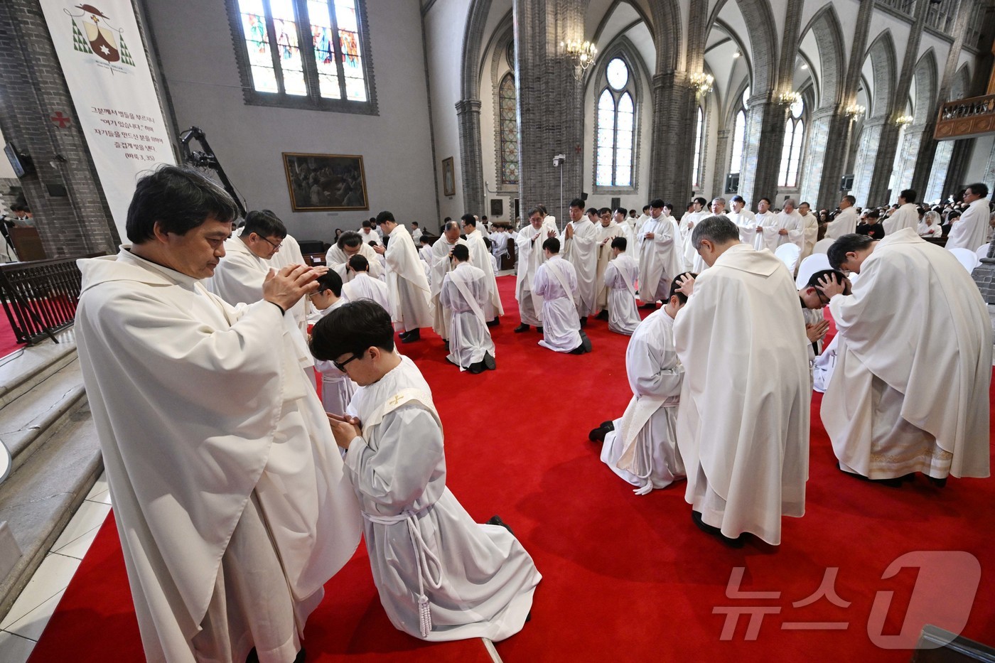 (서울=뉴스1) 사진공동취재단 = 6일 서울 중구 명동대성당에서 거행된 2026년 천주교 서울대교구 사제 서품식에서 사제 수품자들이 안수받고 있다.  2026.2.6/뉴스1