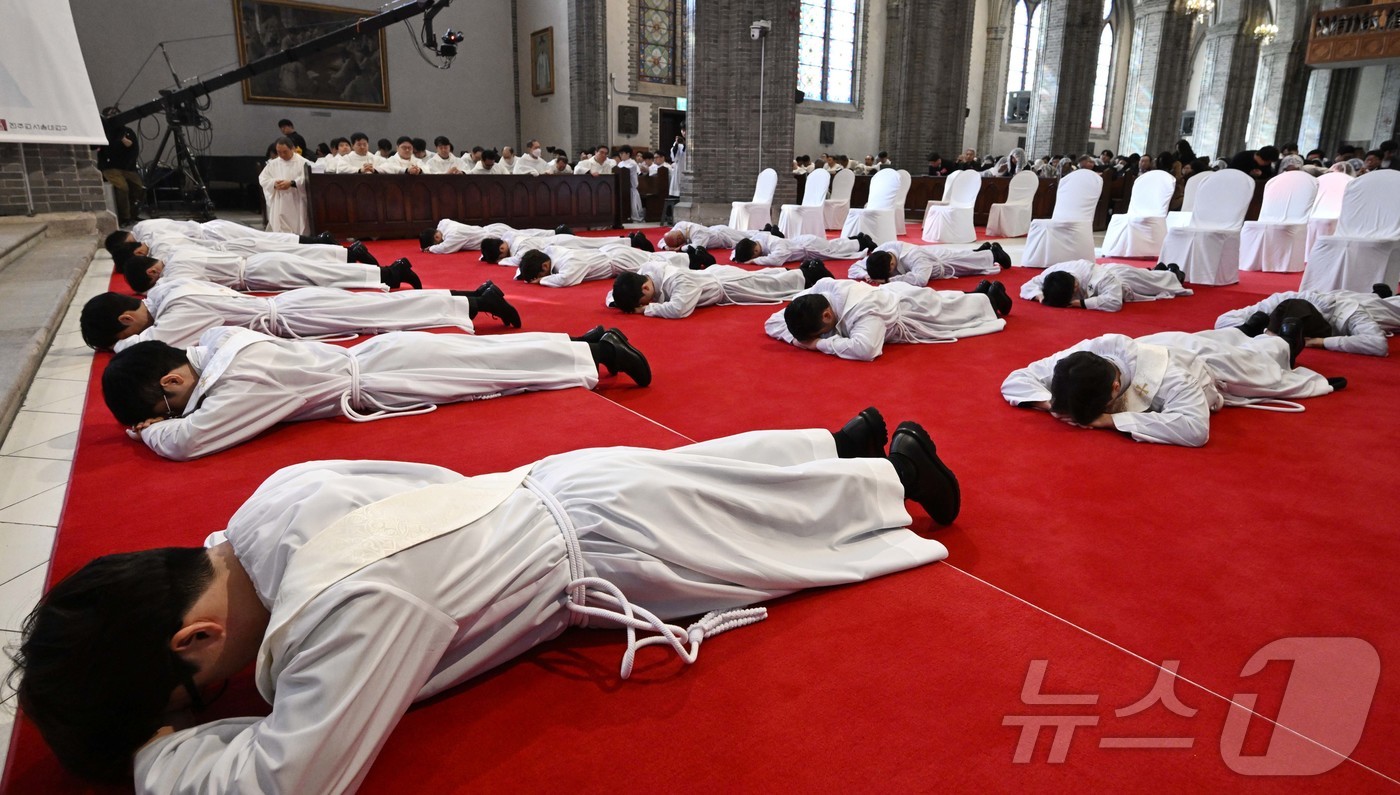 (서울=뉴스1) 사진공동취재단 = 6일 서울 중구 명동대성당에서 거행된 2026년 천주교 서울대교구 사제 서품식에서 사제 수품자들이 부복하고 있다.  2026.2.6/뉴스1