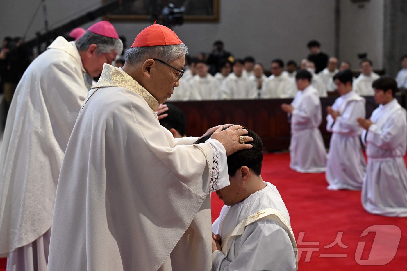 (서울=뉴스1) 사진공동취재단 = 6일 서울 중구 명동대성당에서 거행된 2026년 천주교 서울대교구 사제 서품식에서 사제 수품자들이 안수받고 있다. 2026.2.6/뉴스1