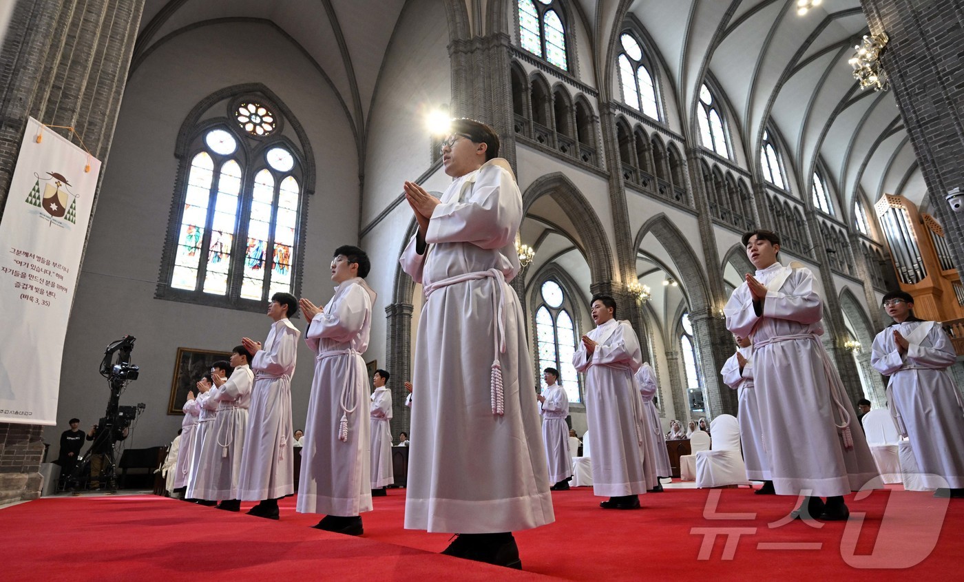 (서울=뉴스1) 사진공동취재단 = 6일 서울 중구 명동대성당에서 2026년 천주교 서울대교구 사제 서품식이 거행되고 있다.  2026.2.6/뉴스1