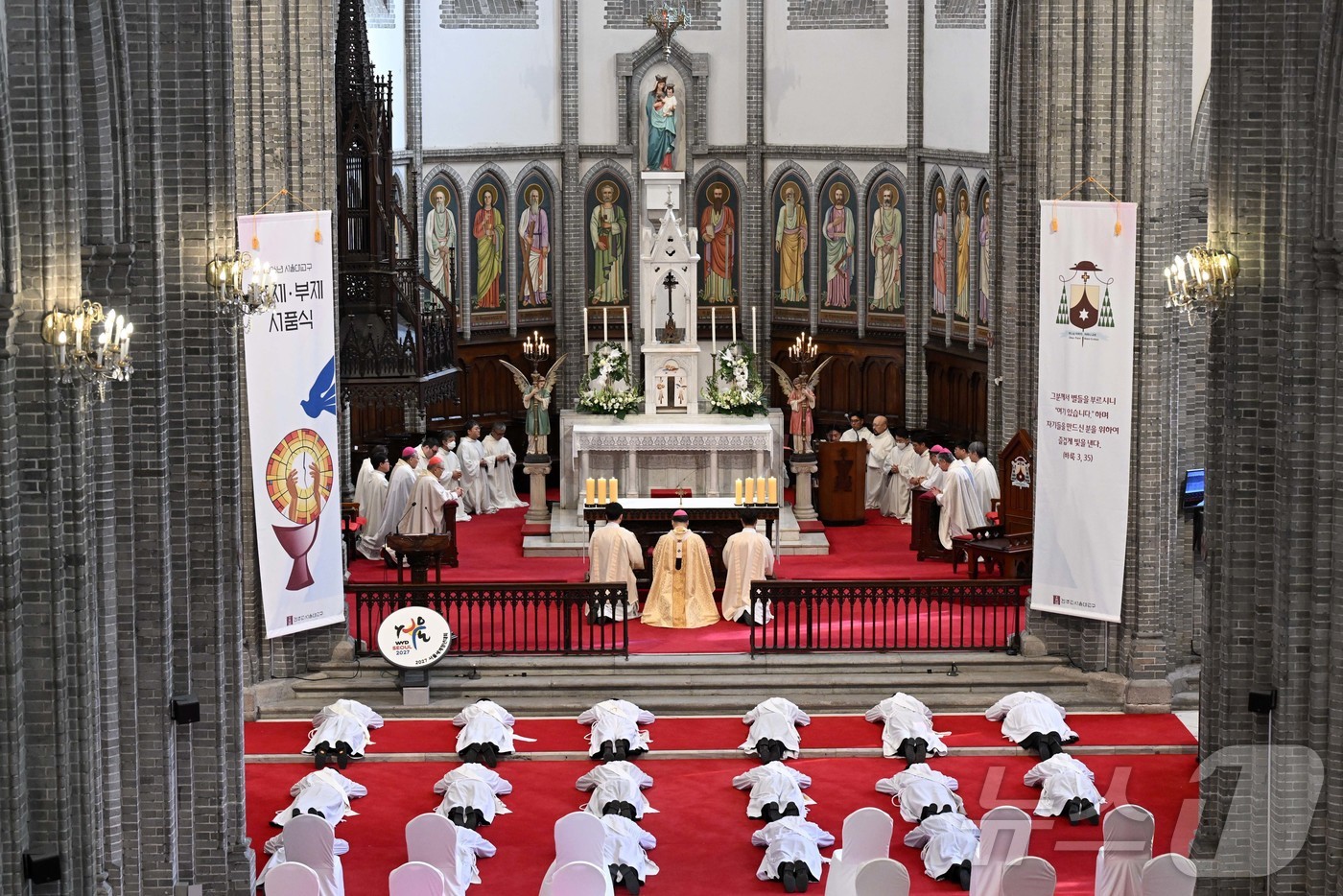 (서울=뉴스1) 사진공동취재단 = 6일 서울 중구 명동대성당에서 거행된 2026년 천주교 서울대교구 사제 서품식에서 사제 수품자들이 부복하고 있다. 2026.2.6/뉴스1