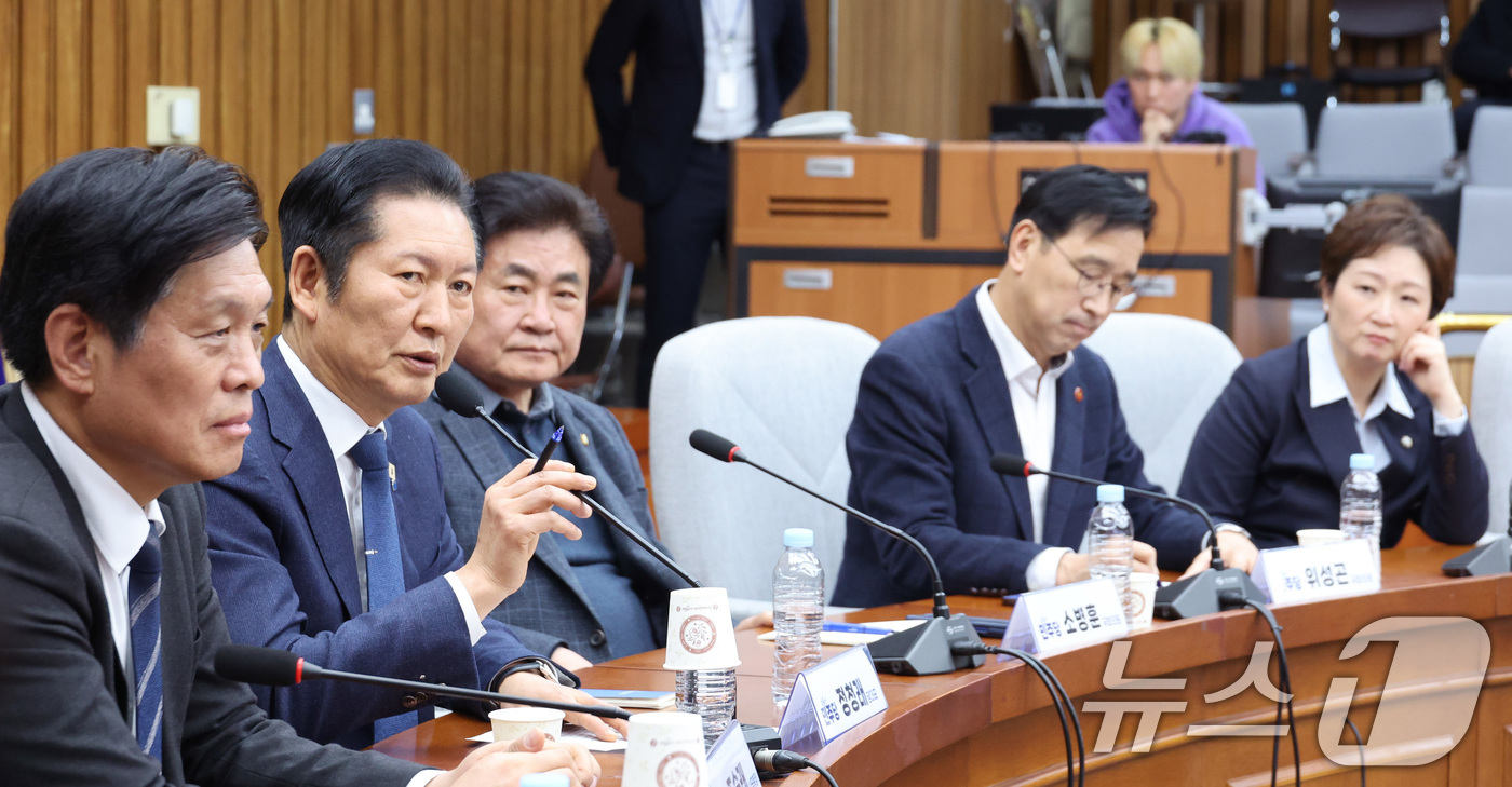 (서울=뉴스1) 신웅수 기자 = 정청래 더불어민주당 대표가 6일 서울 여의도 국회에서 열린 조국혁신당과의 합당 관련 3선의원 간담회를 하고 있다. 2026.2.6/뉴스1