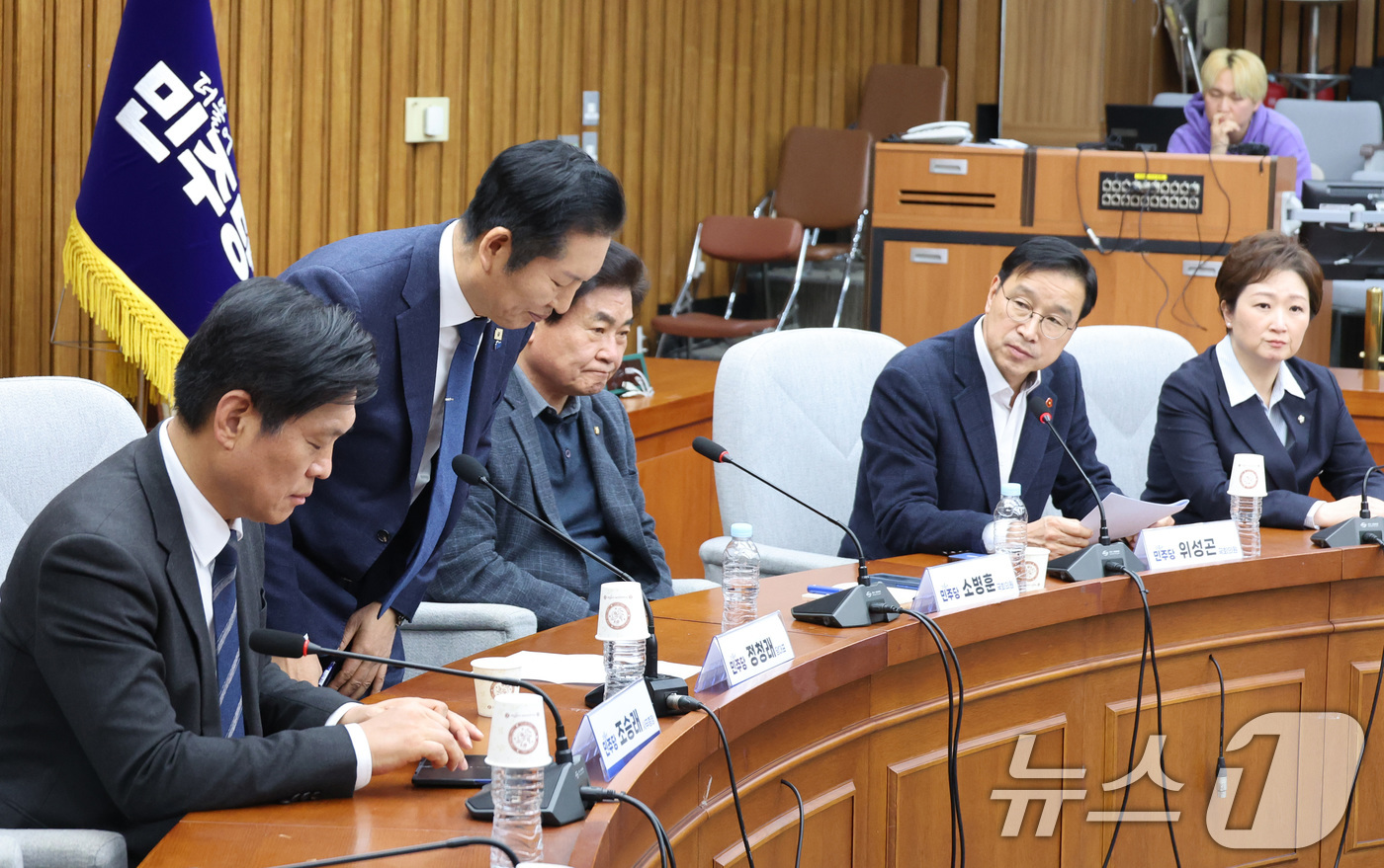 (서울=뉴스1) 신웅수 기자 = 정청래 더불어민주당 대표가 6일 서울 여의도 국회에서 열린 조국혁신당과의 합당 관련 3선의원 간담회에서 인사하고 있다. 2026.2.6/뉴스1