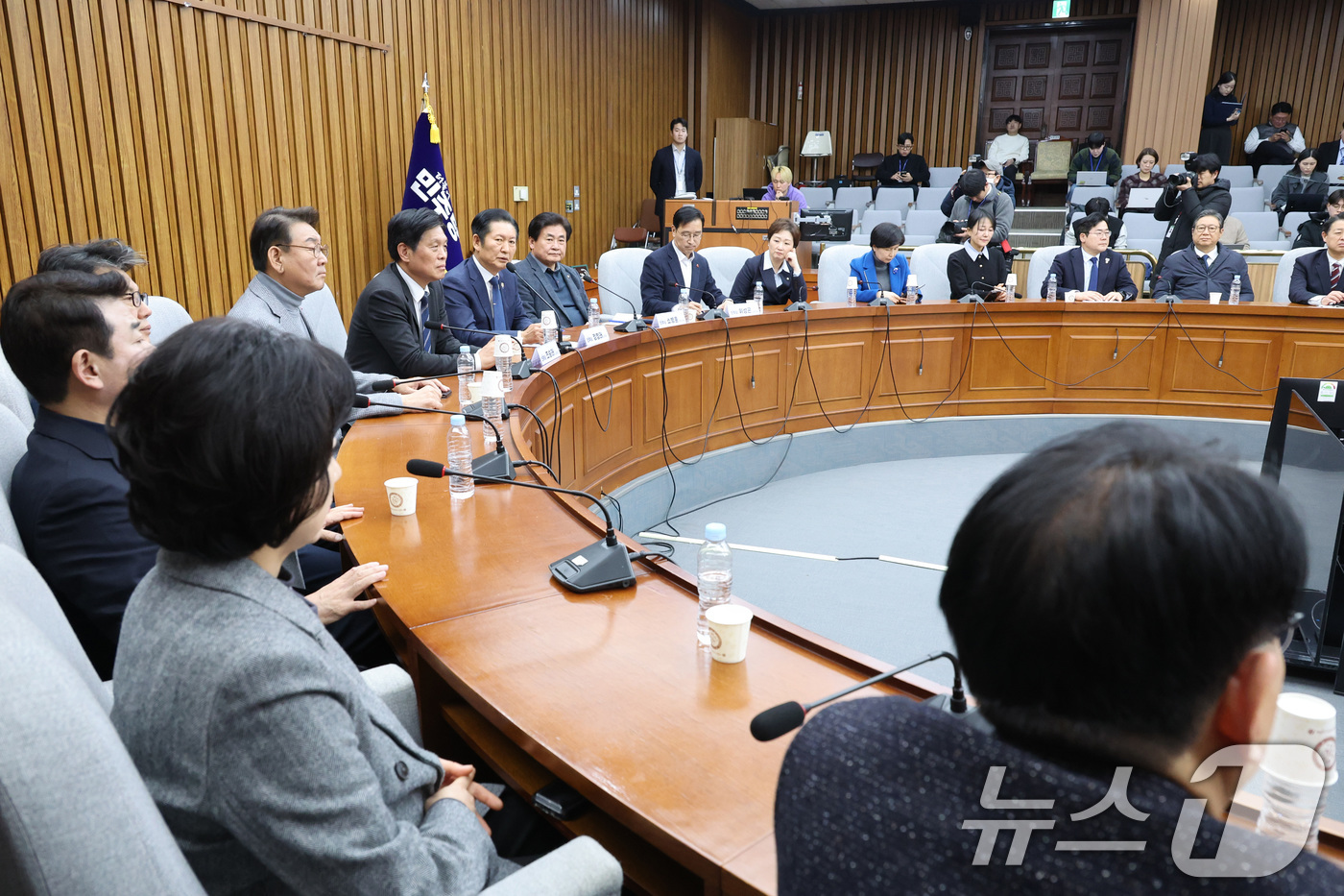 (서울=뉴스1) 신웅수 기자 = 정청래 더불어민주당 대표가 6일 서울 여의도 국회에서 열린 조국혁신당과의 합당 관련 3선의원 간담회를 하고 있다. 2026.2.6/뉴스1