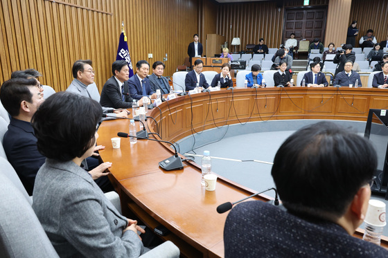 정청래 "이른 시간내 합당 의총"…3선들 "논쟁 지속, 당에 도움 안돼"