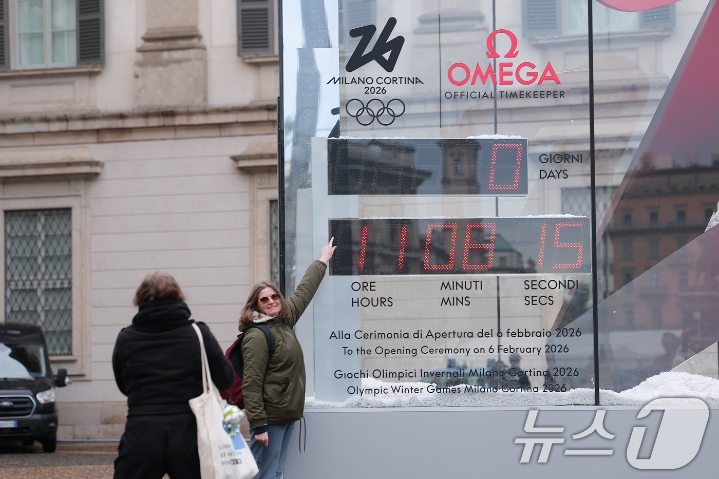 (밀라노=뉴스1) 김성진 기자 = 2026 밀라노·코르티나 동계올림픽 개막일인 6일(현지시간) 이탈리아 밀라노 두오모 광장 인근에 설치된 조형물 앞에서 관광객들이 기념사진을 찍고 …