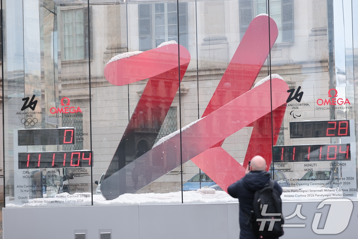 (밀라노=뉴스1) 김성진 기자 = 2026 밀라노·코르티나 동계올림픽 개막일인 6일(현지시간) 이탈리아 밀라노 두오모 광장 인근에 올림픽 개막을 알리는 조형물이 설치돼 있다.