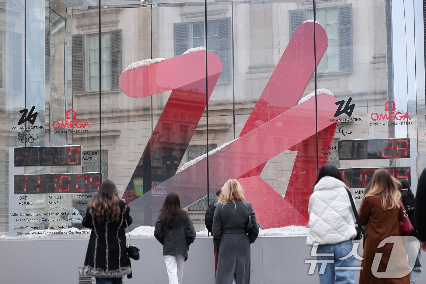 (밀라노=뉴스1) 김성진 기자 = 2026 밀라노·코르티나 동계올림픽 개막일인 6일(현지시간) 이탈리아 밀라노 두오모 광장 인근에 올림픽 개막을 알리는 조형물이 설치돼 있다.