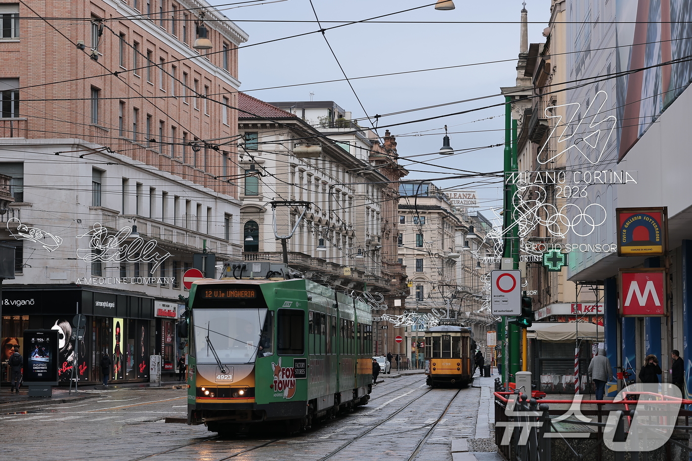 (밀라노=뉴스1) 김성진 기자 = 2026 밀라노·코르티나 동계올림픽 개막일인 6일(현지시간) 이탈리아 밀라노 두오모 광장에 올림픽 픽토그램 조형물이 설치돼 있다.