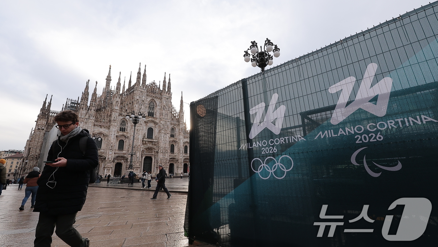 (밀라노=뉴스1) 김성진 기자 = 2026 밀라노·코르티나 동계올림픽 개막일인 6일(현지시간) 이탈리아 밀라노 두오모 광장에 올림픽 조형물이 설치돼 있다.