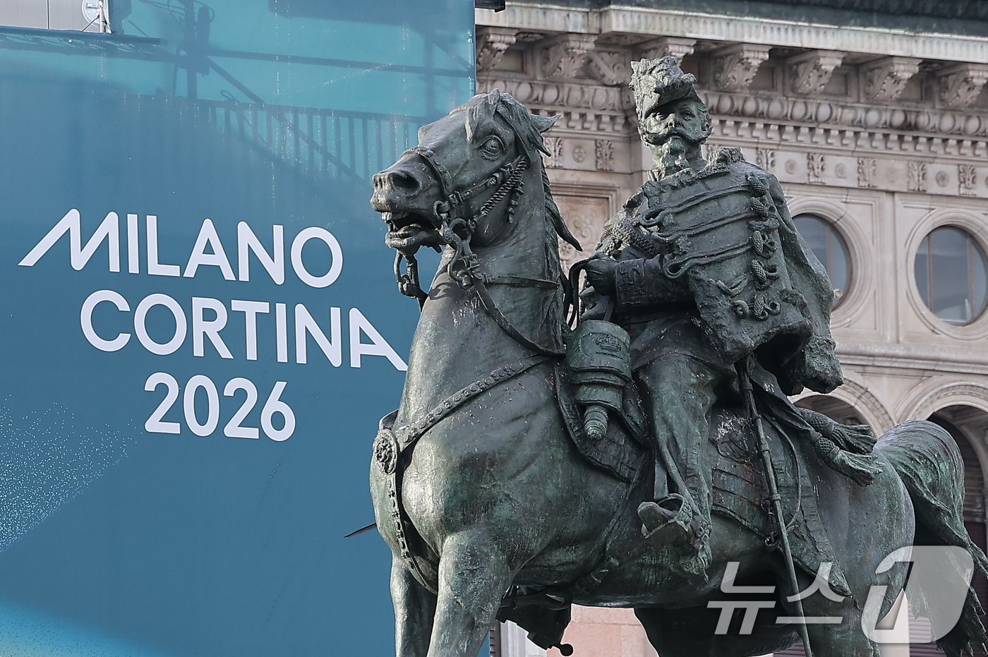 (밀라노=뉴스1) 김성진 기자 = 2026 밀라노·코르티나 동계올림픽 개막일인 6일(현지시간) 이탈리아 밀라노 두오모 광장 비토리오 에마누엘레 2세 동상 뒤로 올림픽 조형물이 설치 …