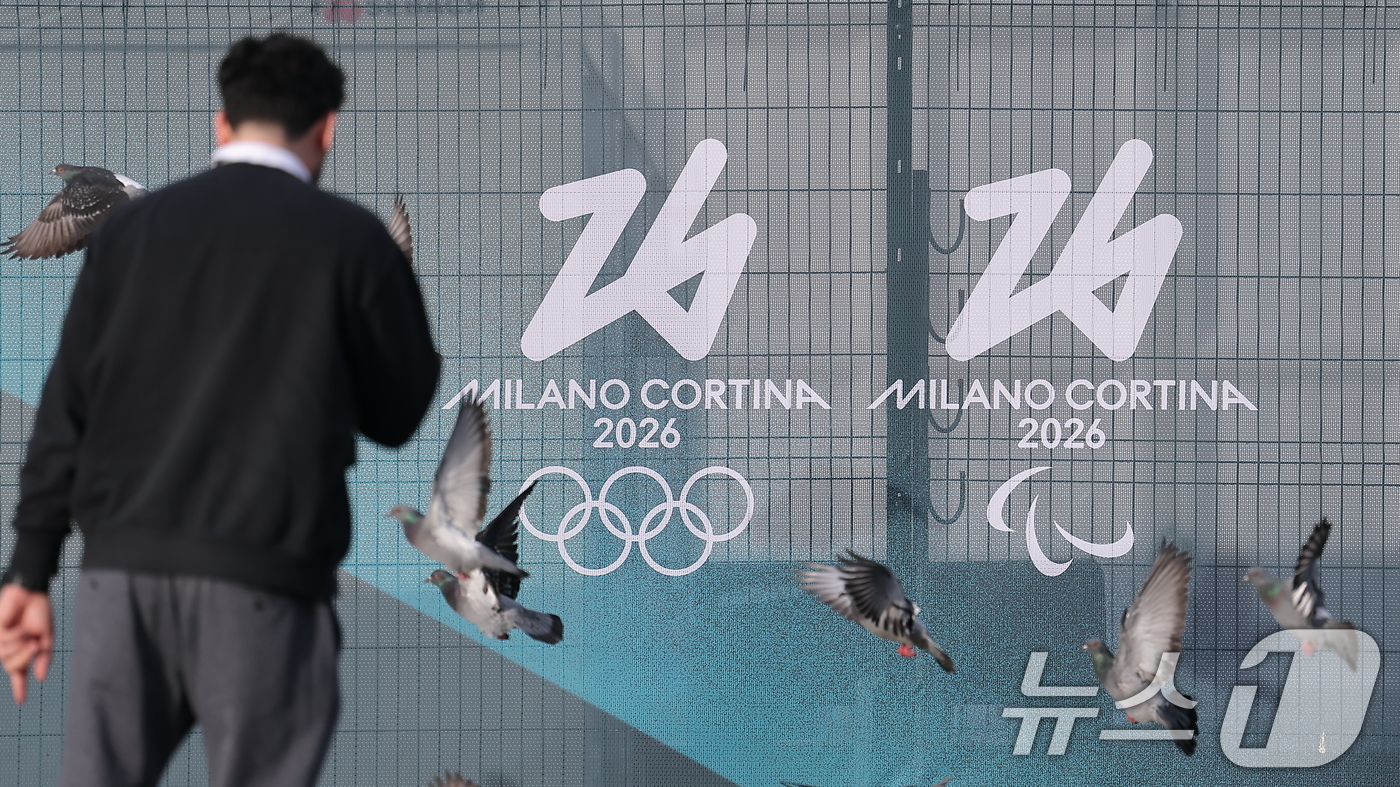 (밀라노=뉴스1) 김성진 기자 = 2026 밀라노·코르티나 동계올림픽 개막일인 6일(현지시간) 이탈리아 밀라노 두오모 광장 인근 올림픽 조형물을 배경으로 비둘기가 날고 있다.