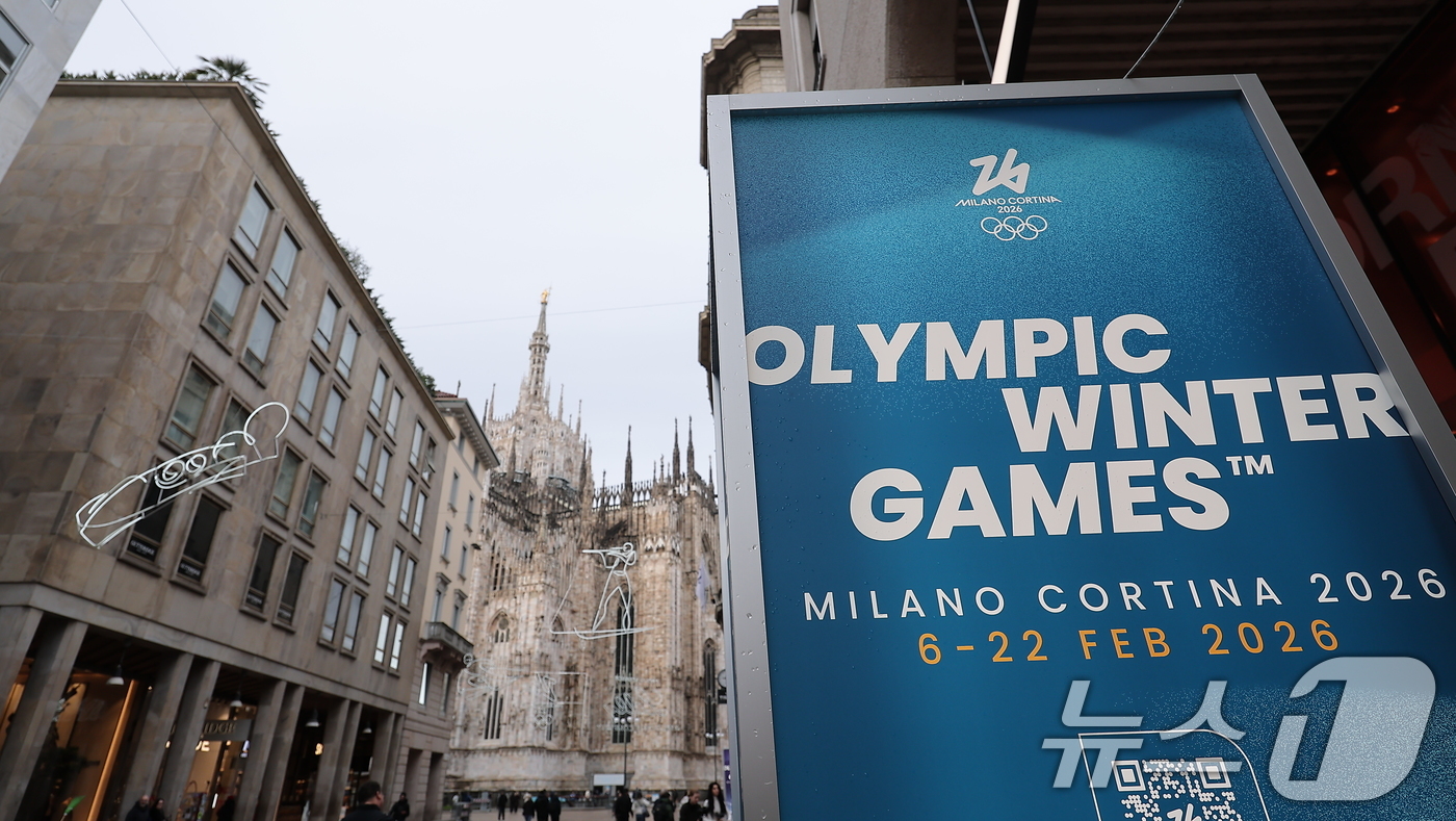 (밀라노=뉴스1) 김성진 기자 = 2026 밀라노·코르티나 동계올림픽 개막일인 6일(현지시간) 이탈리아 밀라노 두오모 광장 인근에 문을 연 올림픽 스토어가 관광객 맞이 준비를 하고 …