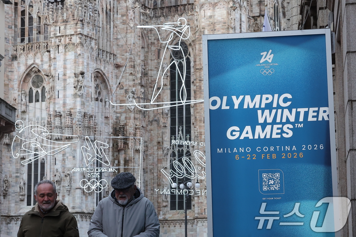 (밀라노=뉴스1) 김성진 기자 = 2026 밀라노·코르티나 동계올림픽 개막일인 6일(현지시간) 이탈리아 밀라노 두오모 광장 인근에 문을 연 올림픽 스토어 뒤로 올림픽 픽토그램을 형 …