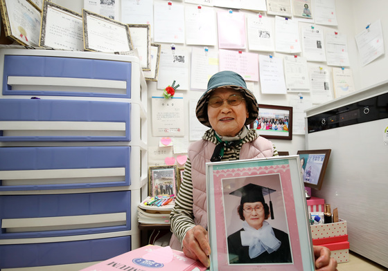 "평생 공부하고 싶어예"…향학열 태우는 87세 박선민 할머니