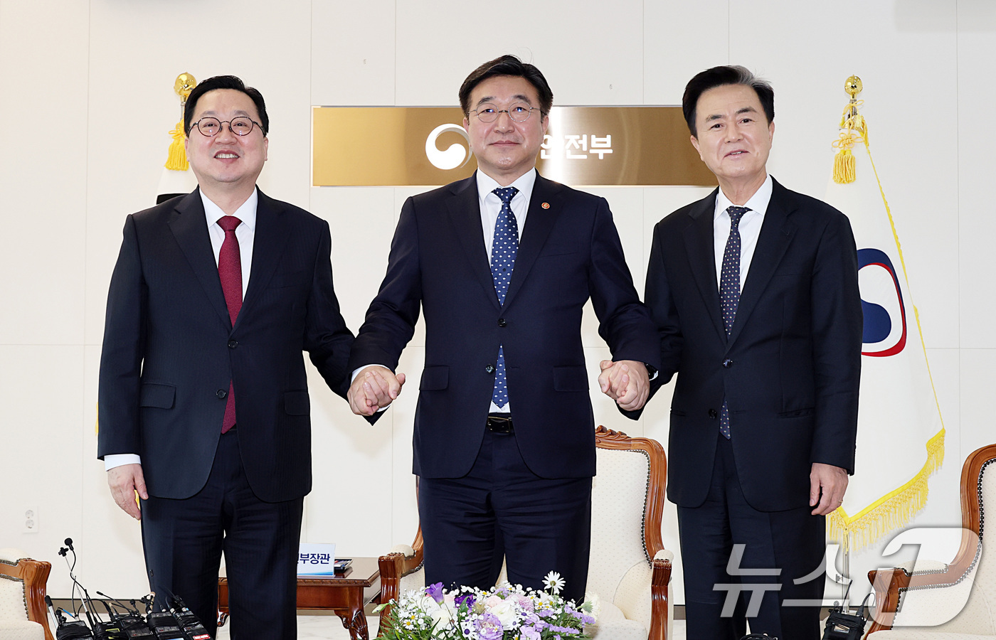 (서울=뉴스1) = 윤호중 행정안전부 장관(가운데)과 이장우 대전시장(왼쪽), 김태흠 충남도지사가 6일 오후 정부세종청사에서 충남-대전 행정통합 관련 주요 현안을 논의하기 위한 면 …