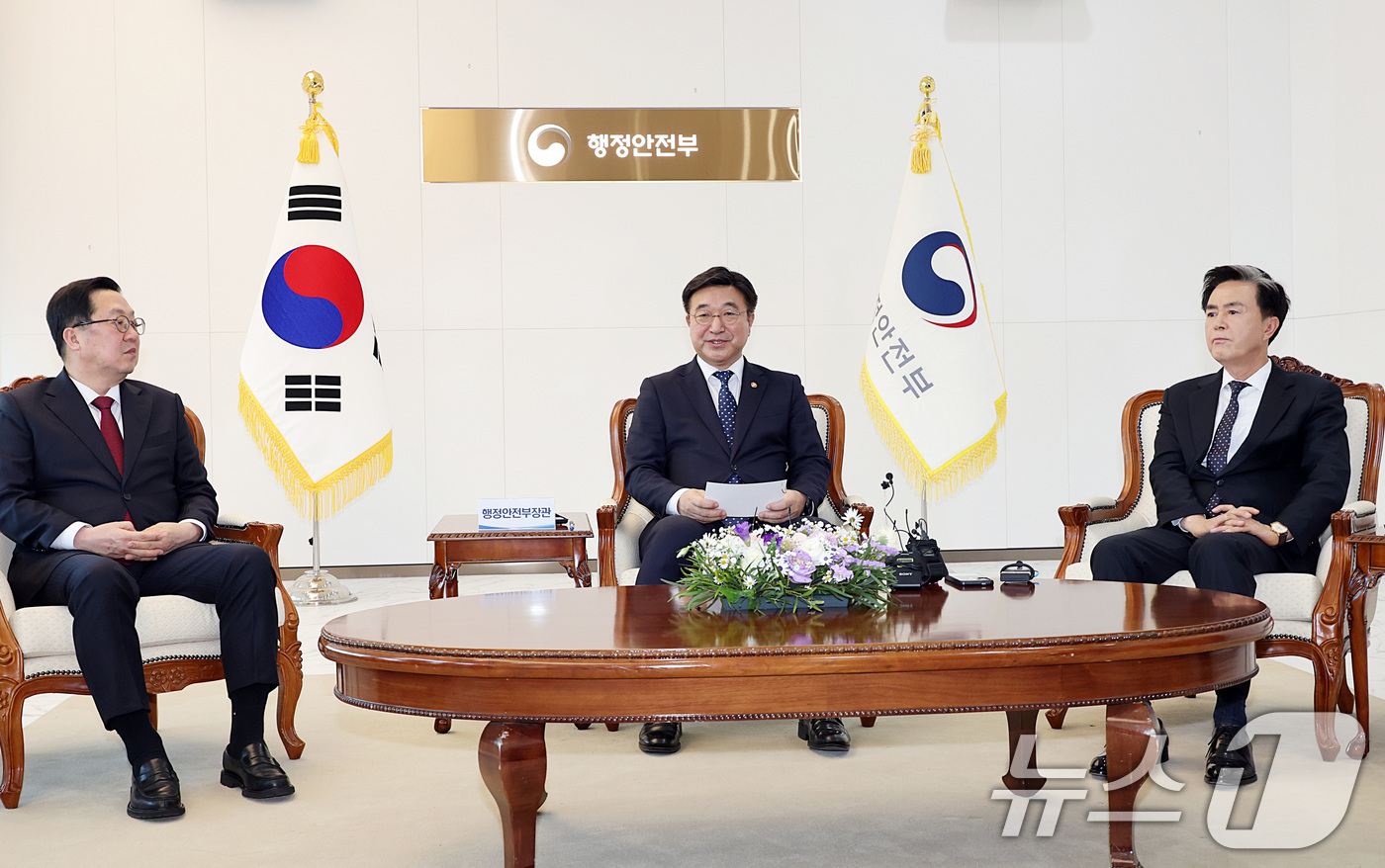 (서울=뉴스1) = 윤호중 행정안전부 장관(가운데)과 이장우 대전시장(왼쪽), 김태흠 충남도지사가 6일 오후 정부세종청사에서 충남-대전 행정통합 관련 주요 현안을 논의하기 위한 면 …