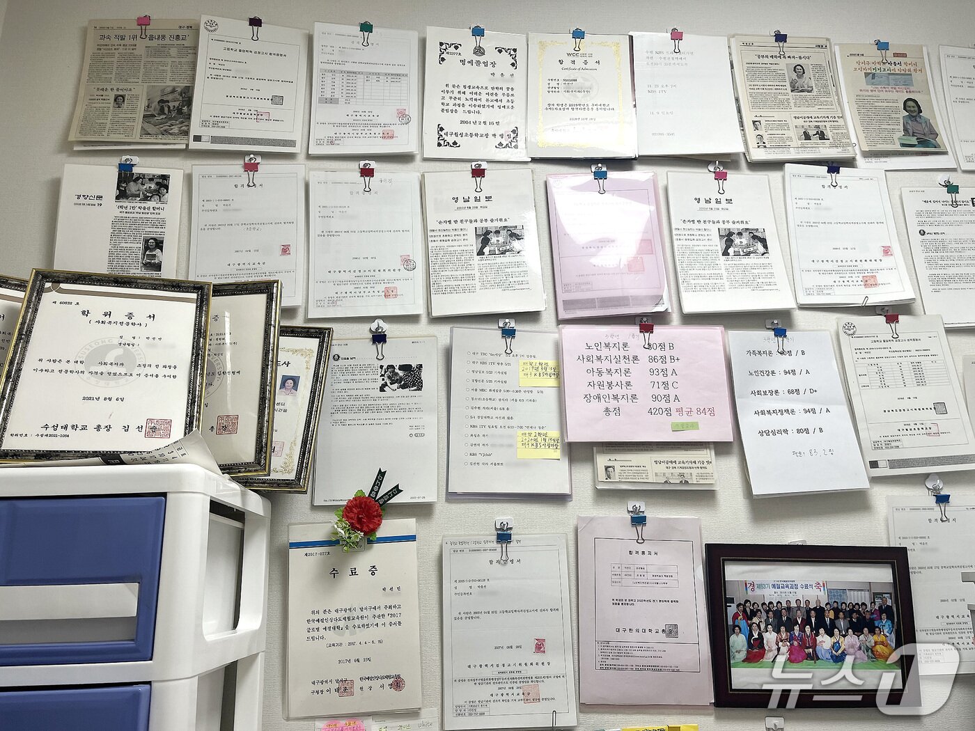 본문 이미지 - 박선민 할머니의 공부방 벽면에는 늦은 나이에 시작한 배움의 흔적이 빼곡히 걸려 있다. ⓒ 뉴스1 공정식 기자 (재판매 및 DB 금지)