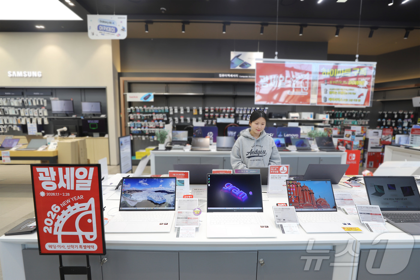 (서울=뉴스1) = 롯데하이마트가 오는 2월 말까지 전국 300여 매장에서 설 명절·새 학기 시즌 타깃 ‘광(光)세일’을 이어간다고 밝혔다.설 명절을 위한 주방·생활가전, 새 학기 …