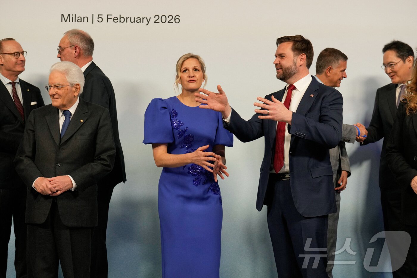 본문 이미지 - 이재용 삼성전자 회장이 5일 이탈리아 밀라노에서 열린 IOC 위원장 만찬에서 단체 사진 촬영을 앞두고 참석자들과 대화를 나누고 있다. 이재용 회장(오른쪽 첫째), 크리스티 코벤트리 IOC위원장, JD 밴스 미국 부통령(셋째). ⓒ 로이터=뉴스1