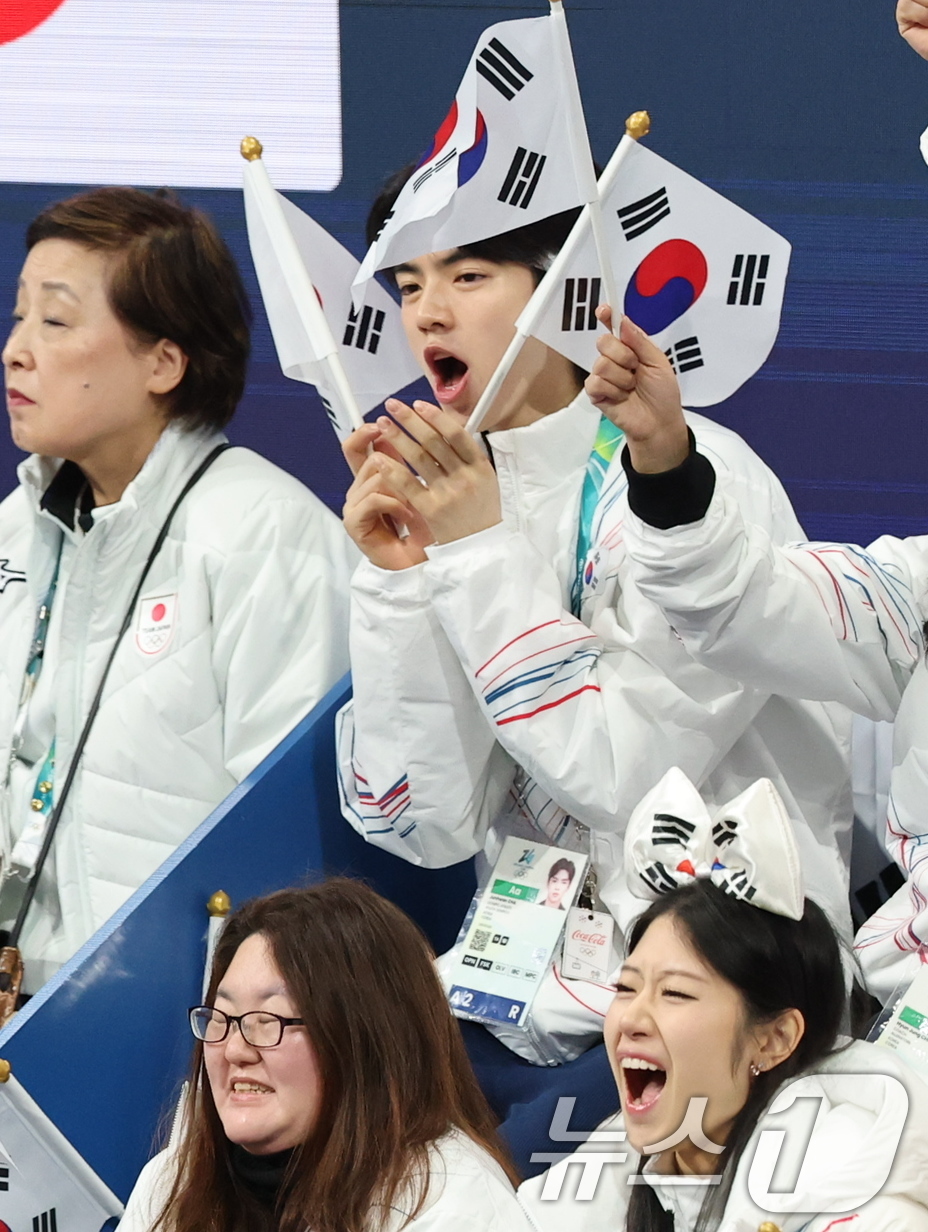 (밀라노=뉴스1) 김진환 기자 = 차준환과 이해인 선수 등이 6일(현지시간) 이탈리아 밀라노 아이스 스케이팅 아레나에서 열린 2026 밀라노·코르티나담페초 동계올림픽 피겨 스케이팅 …