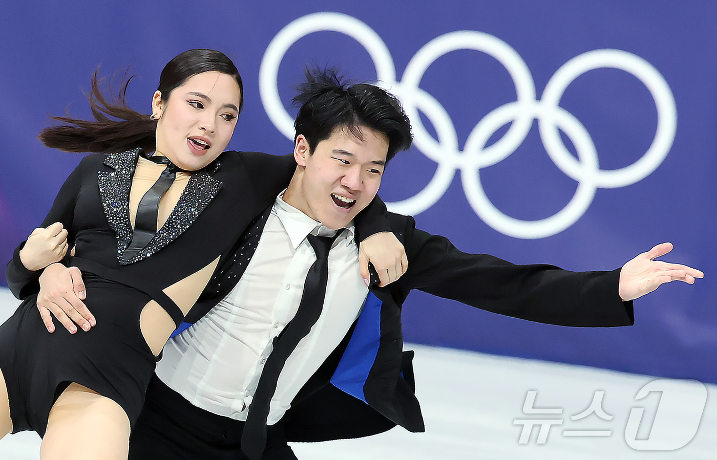 (밀라노=뉴스1) 김진환 기자 = 권예와 임해나가 6일(현지시간) 이탈리아 밀라노 아이스 스케이팅 아레나에서 열린 2026 밀라노·코르티나담페초 동계올림픽 피겨스케이팅 팀 이벤트( …