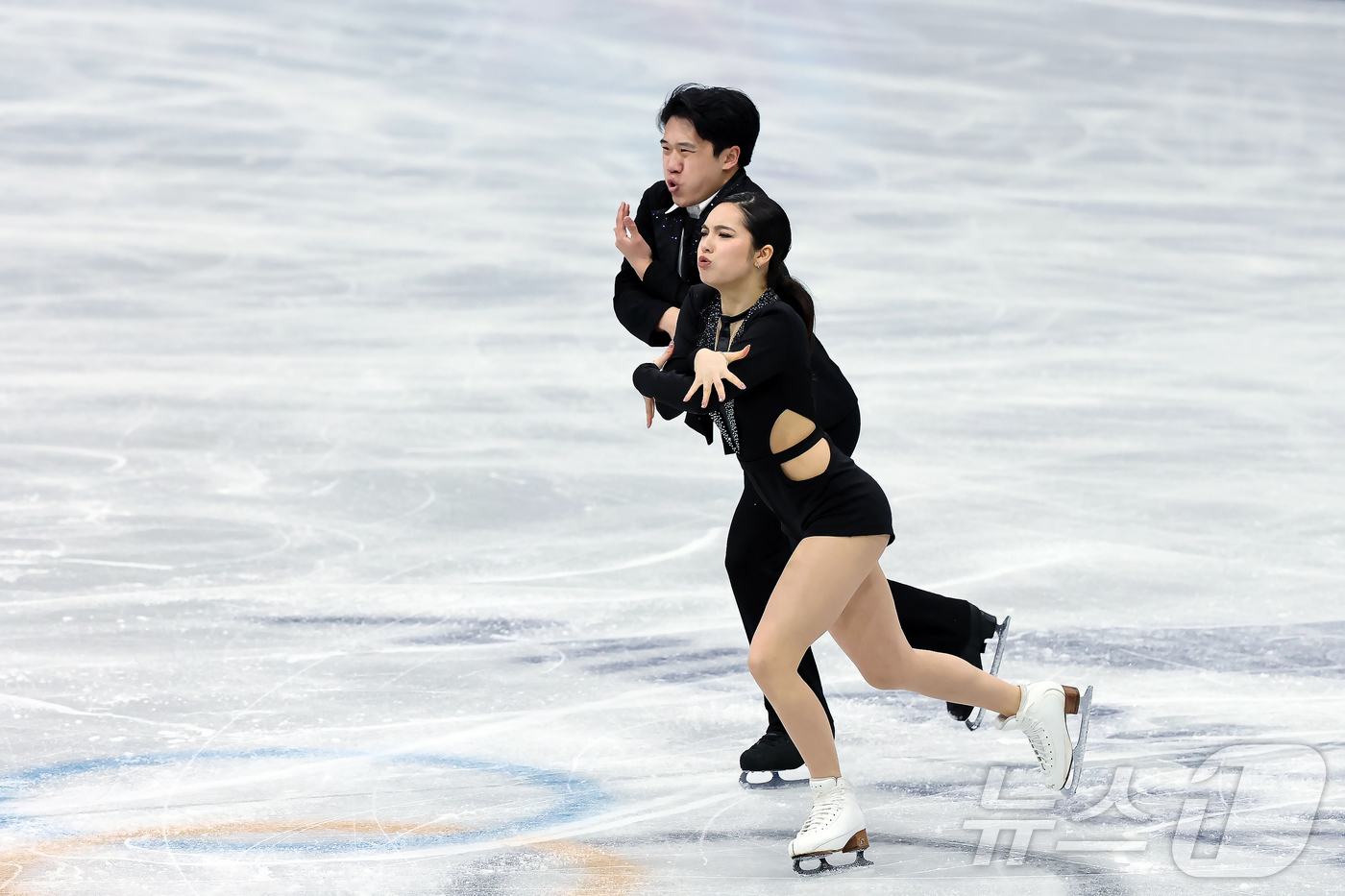 (밀라노=뉴스1) 김진환 기자 = 권예와 임해나가 6일(현지시간) 이탈리아 밀라노 아이스 스케이팅 아레나에서 열린 2026 밀라노·코르티나담페초 동계올림픽 피겨스케이팅 팀 이벤트( …