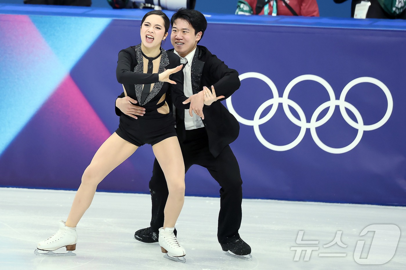 (밀라노=뉴스1) 김진환 기자 = 권예와 임해나가 6일(현지시간) 이탈리아 밀라노 아이스 스케이팅 아레나에서 열린 2026 밀라노·코르티나담페초 동계올림픽 피겨스케이팅 팀 이벤트( …