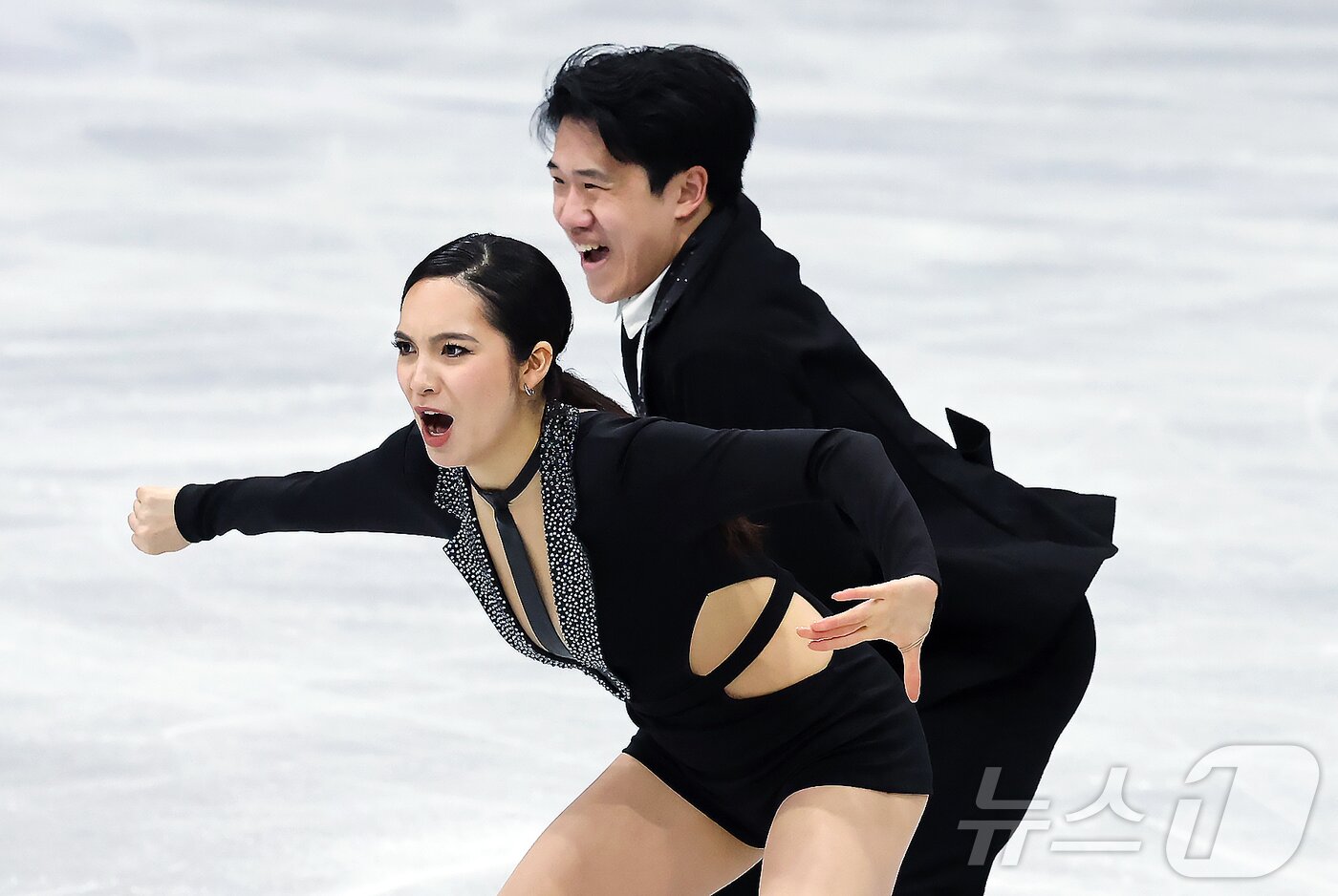 본문 이미지 - 권예와 임해나가 6일(현지시간) 이탈리아 밀라노 아이스 스케이팅 아레나에서 열린 2026 밀라노·코르티나담페초 동계올림픽 피겨스케이팅 팀 이벤트(단체전) 아이스댄스(리듬댄스)에 참가해 연기를 펼치고 있다. 2026.2.6 / ⓒ 뉴스1 김진환 기자