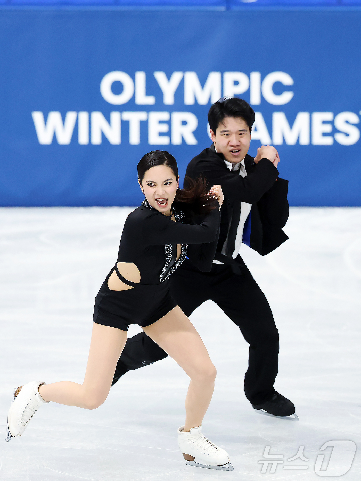 (밀라노=뉴스1) 김진환 기자 = 권예와 임해나가 6일(현지시간) 이탈리아 밀라노 아이스 스케이팅 아레나에서 열린 2026 밀라노·코르티나담페초 동계올림픽 피겨스케이팅 팀 이벤트( …