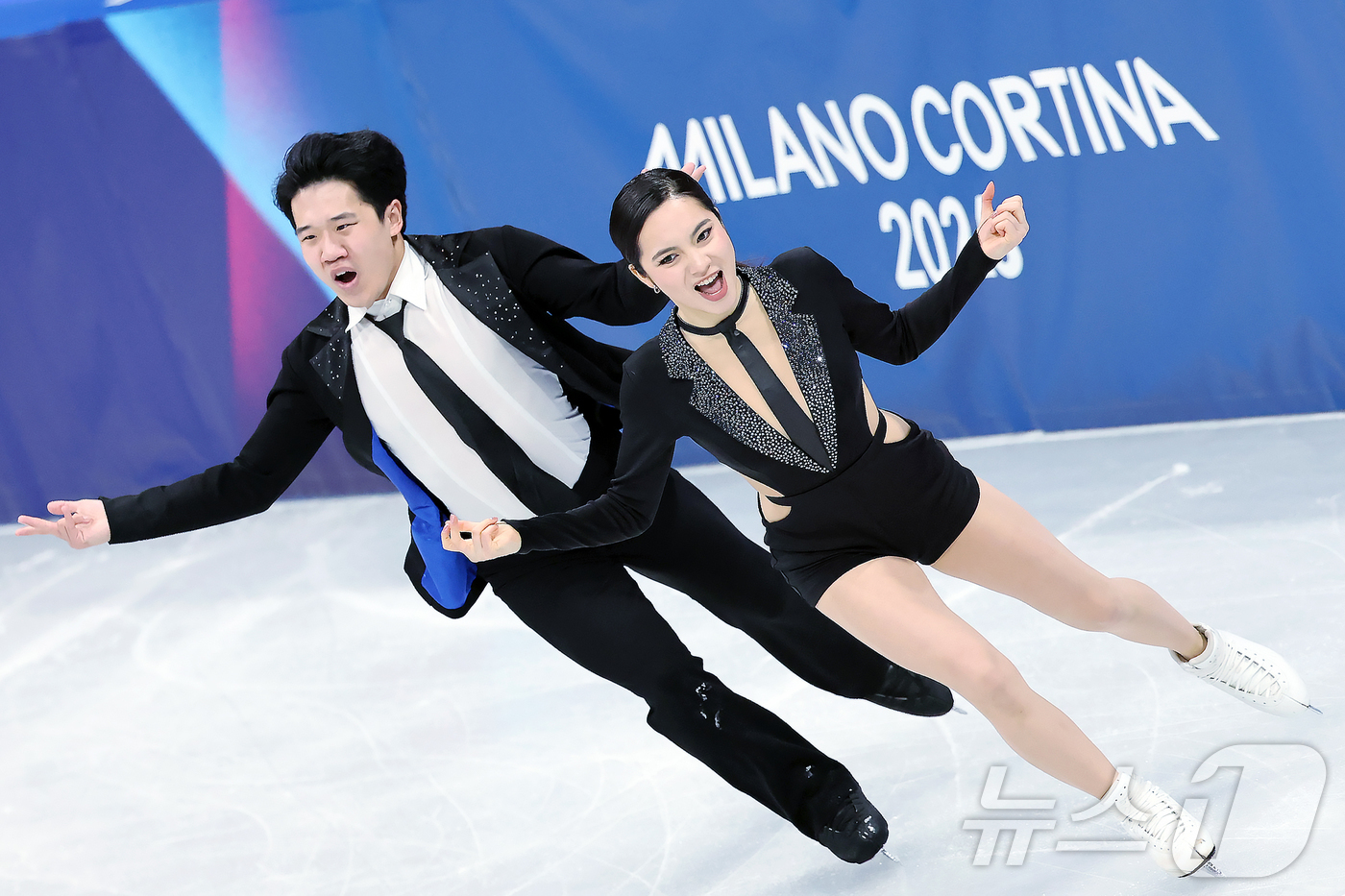 (밀라노=뉴스1) 김진환 기자 = 권예와 임해나가 6일(현지시간) 이탈리아 밀라노 아이스 스케이팅 아레나에서 열린 2026 밀라노·코르티나담페초 동계올림픽 피겨스케이팅 팀 이벤트( …