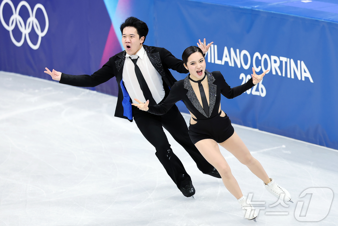 (밀라노=뉴스1) 김진환 기자 = 권예와 임해나가 6일(현지시간) 이탈리아 밀라노 아이스 스케이팅 아레나에서 열린 2026 밀라노·코르티나담페초 동계올림픽 피겨스케이팅 팀 이벤트( …