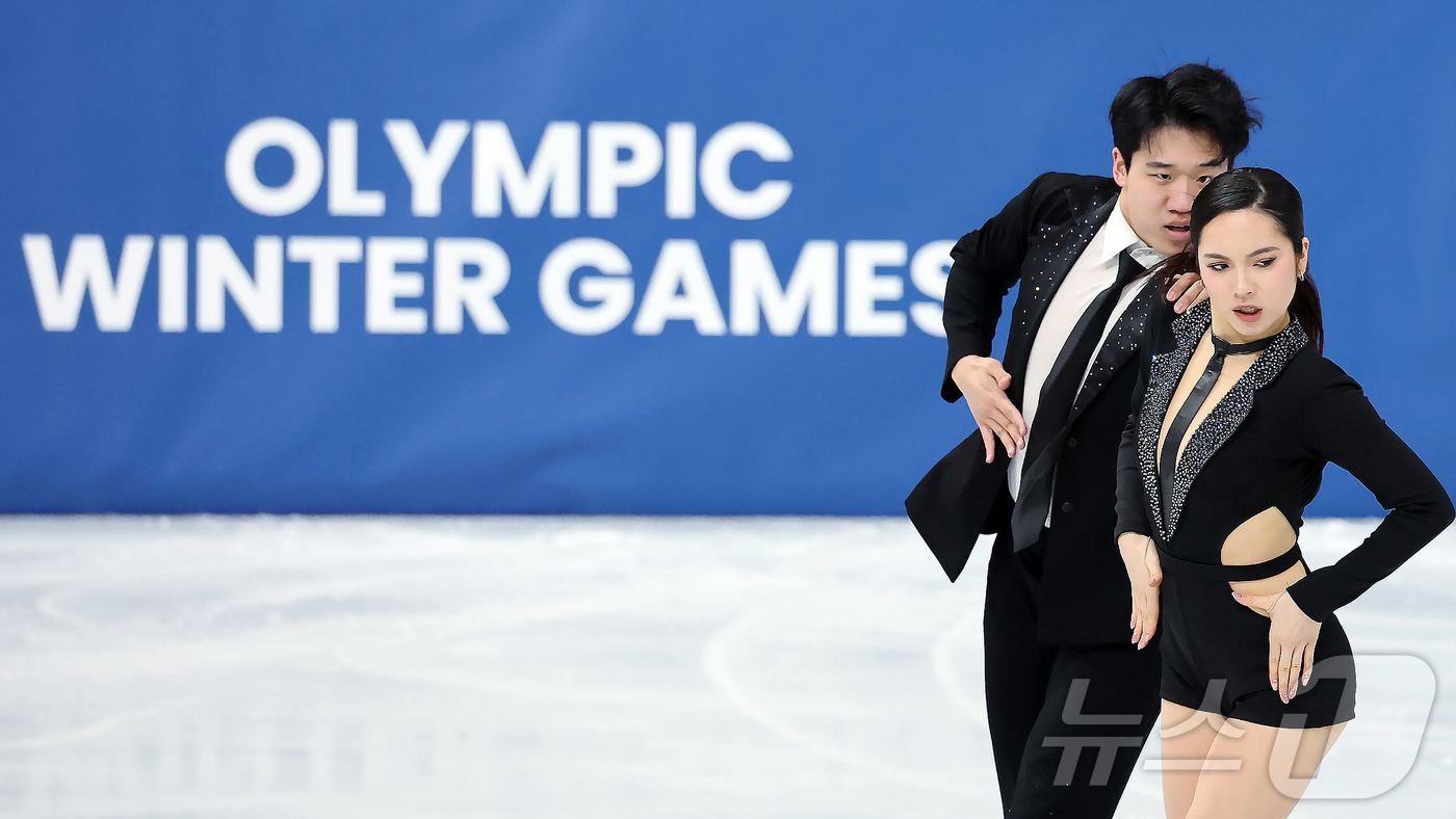 (밀라노=뉴스1) 김진환 기자 = 권예와 임해나가 6일(현지시간) 이탈리아 밀라노 아이스 스케이팅 아레나에서 열린 2026 밀라노·코르티나담페초 동계올림픽 피겨스케이팅 팀 이벤트( …