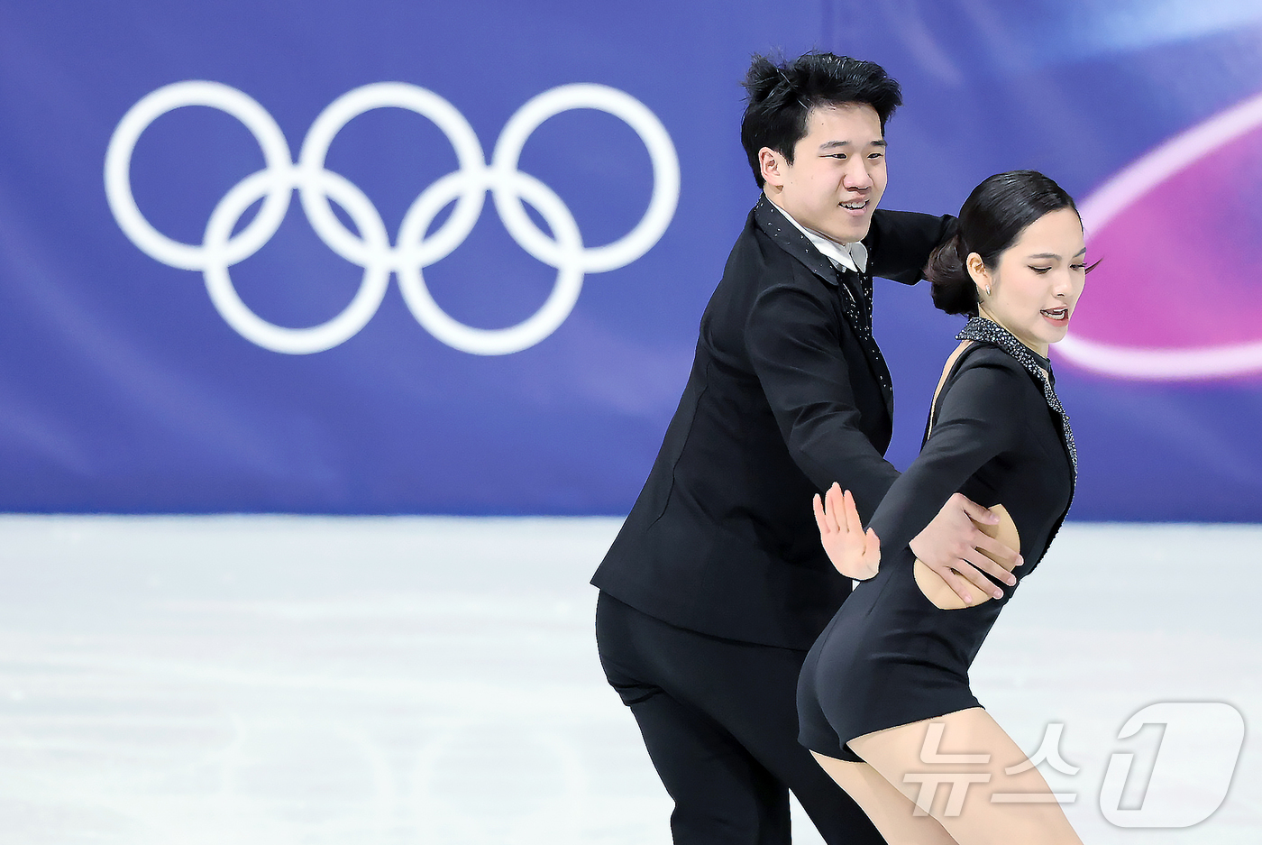 (밀라노=뉴스1) 김진환 기자 = 권예와 임해나가 6일(현지시간) 이탈리아 밀라노 아이스 스케이팅 아레나에서 열린 2026 밀라노·코르티나담페초 동계올림픽 피겨스케이팅 팀 이벤트( …