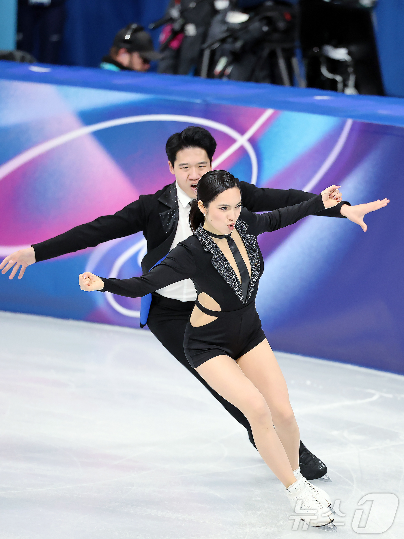 (밀라노=뉴스1) 김진환 기자 = 권예와 임해나가 6일(현지시간) 이탈리아 밀라노 아이스 스케이팅 아레나에서 열린 2026 밀라노·코르티나담페초 동계올림픽 피겨스케이팅 팀 이벤트( …