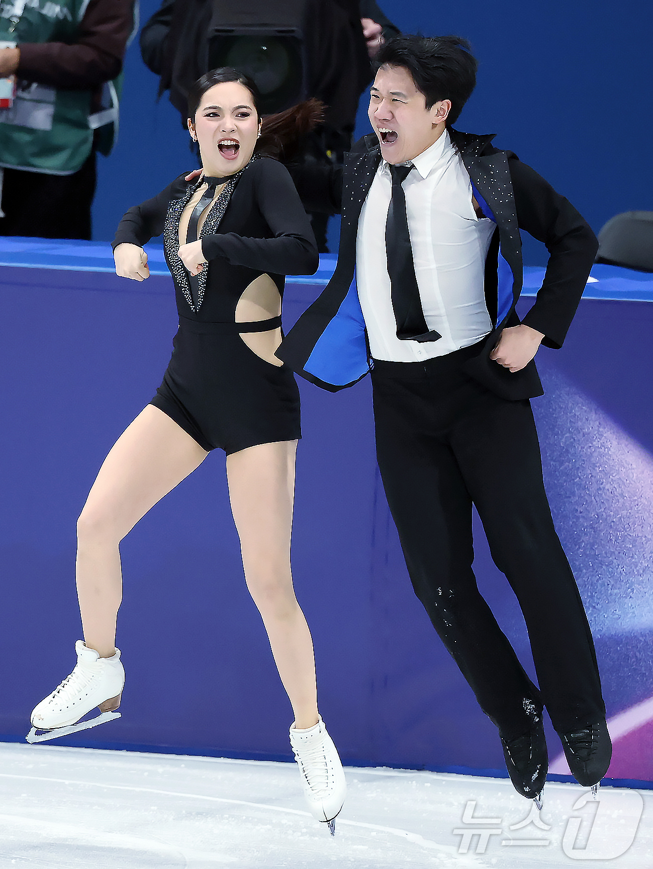 (밀라노=뉴스1) 김진환 기자 = 권예와 임해나가 6일(현지시간) 이탈리아 밀라노 아이스 스케이팅 아레나에서 열린 2026 밀라노·코르티나담페초 동계올림픽 피겨스케이팅 팀 이벤트( …